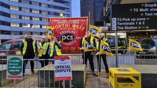 PCS union members at Border Force strike picket line at Manchester Airport.
https://twitter.com/pcs_union/status/1606204917269553152/photo/1