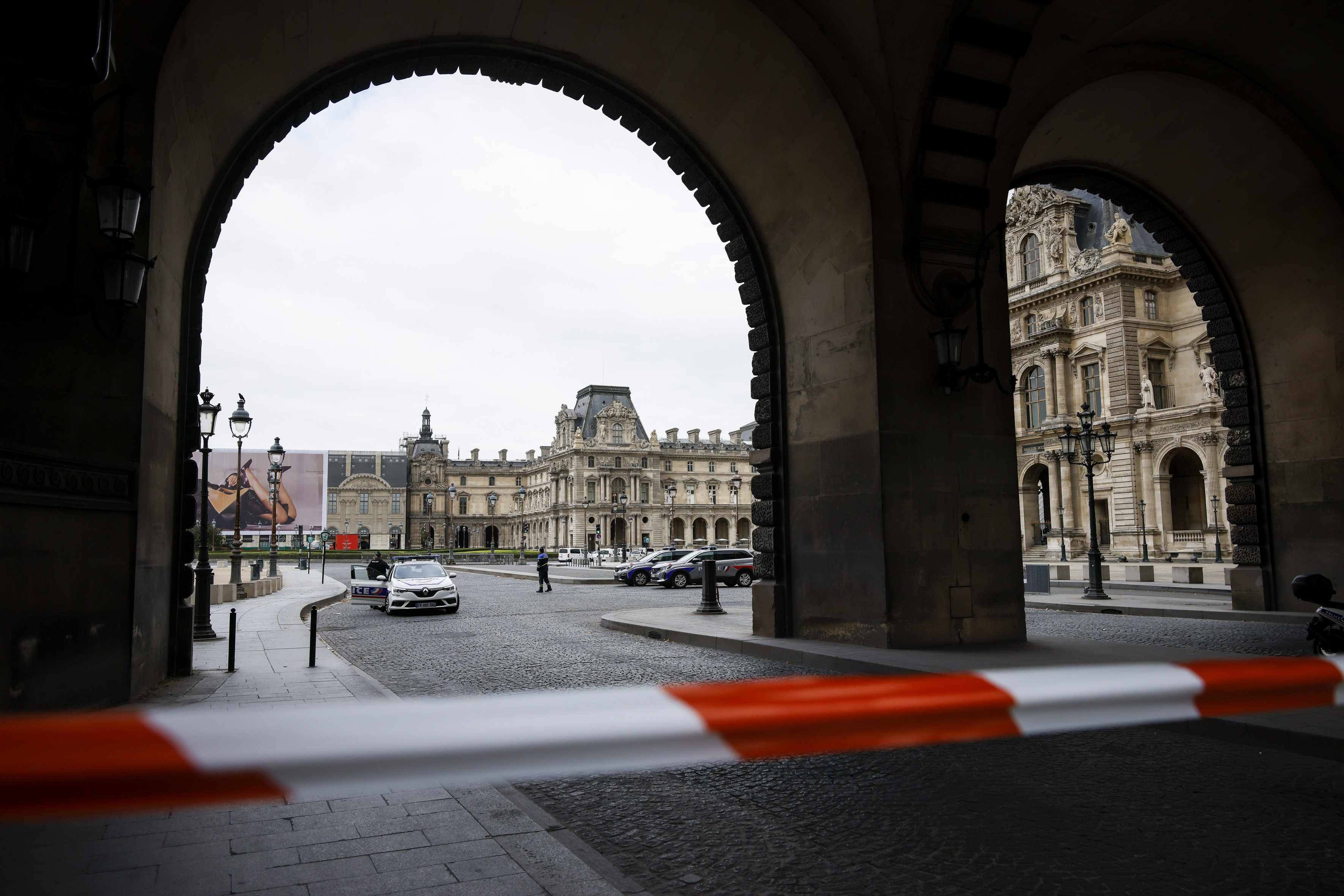 Louvre museum in Paris closes for security reasons after