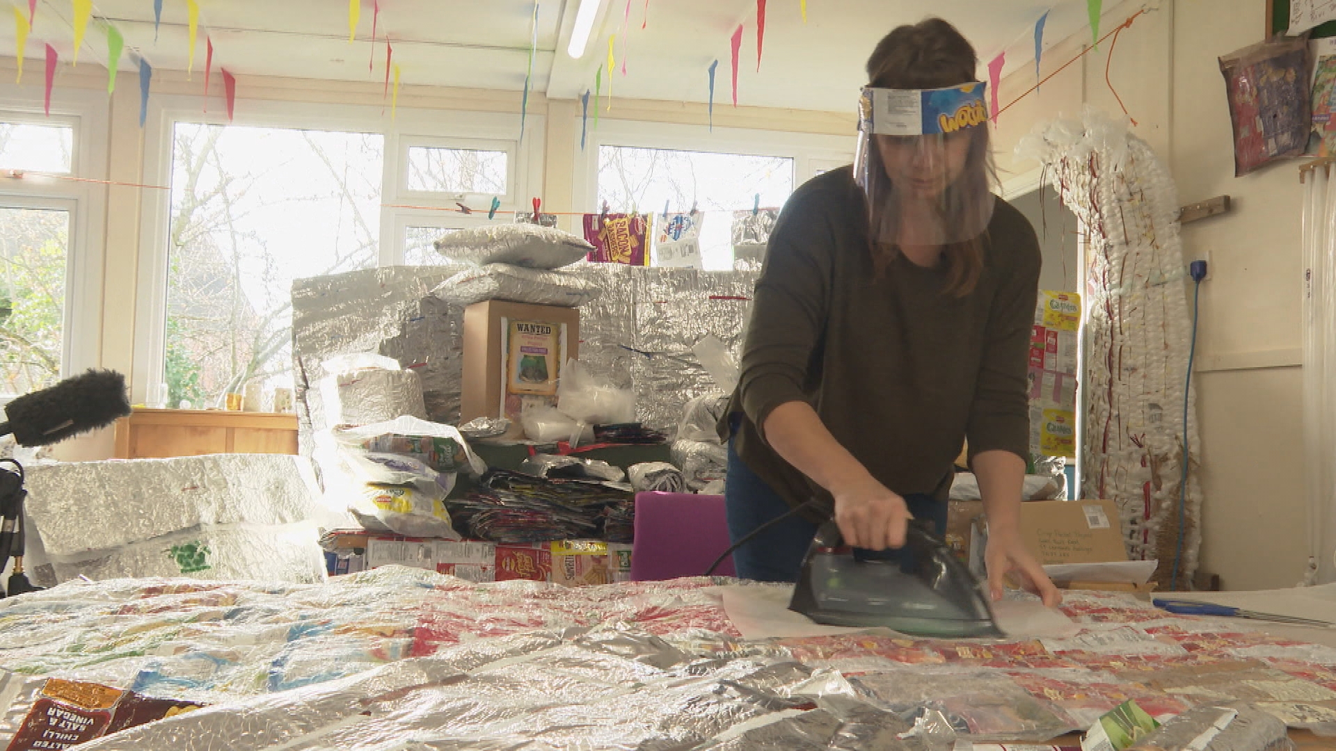 Sussex woman turns crisp packets into blankets for the homeless ITV