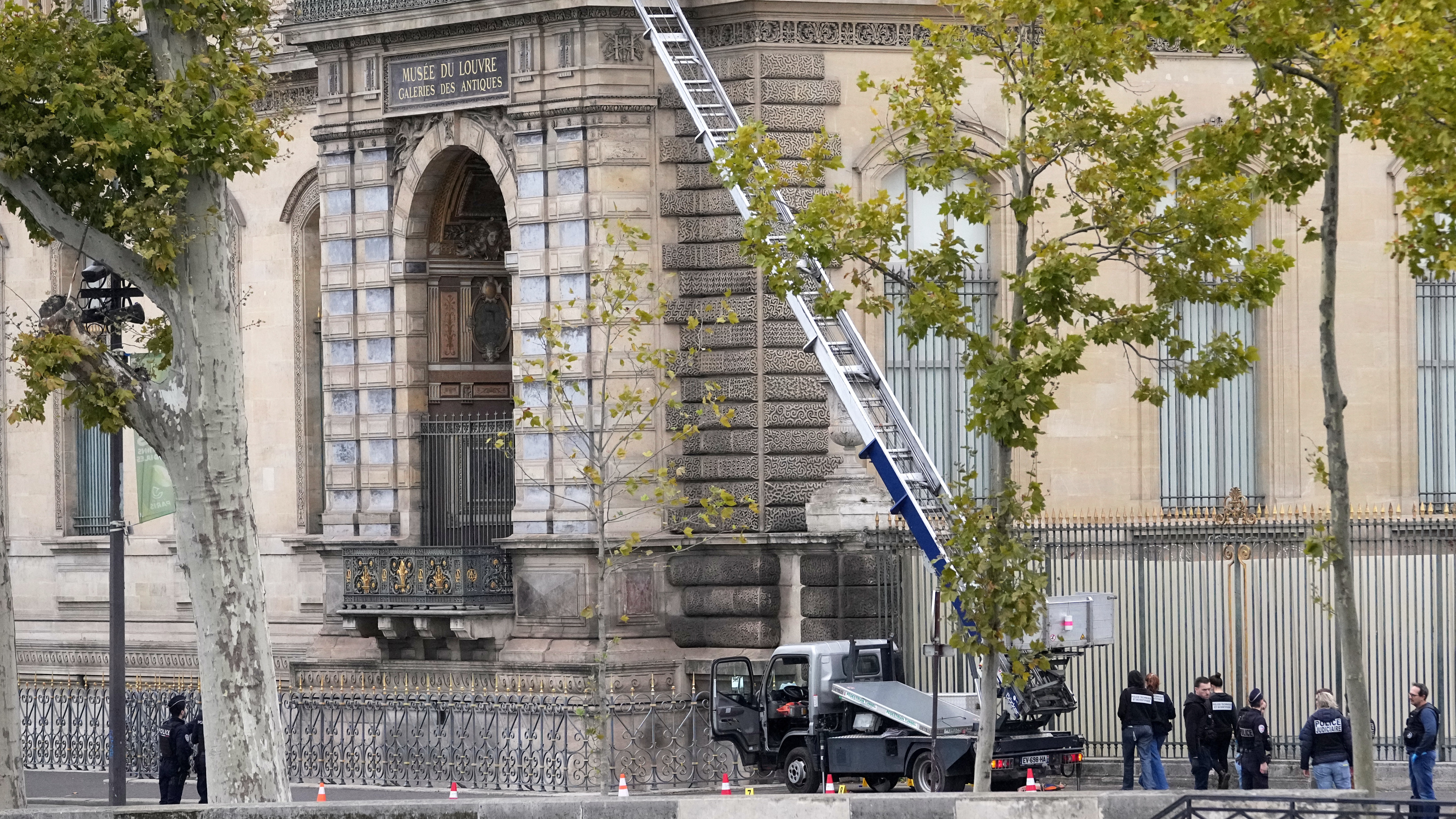 Louvre heist: Suspects arrested over jewellery theft, Paris prosecutor says