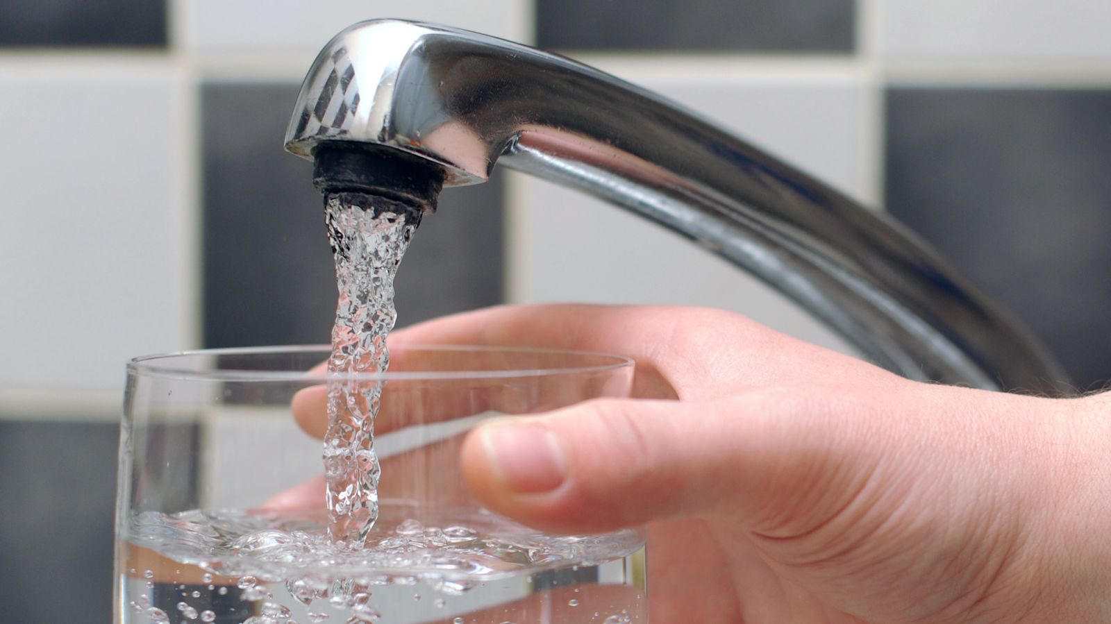 Not drinking enough water causes stronger response to stress, study shows | ITV News - ITVX