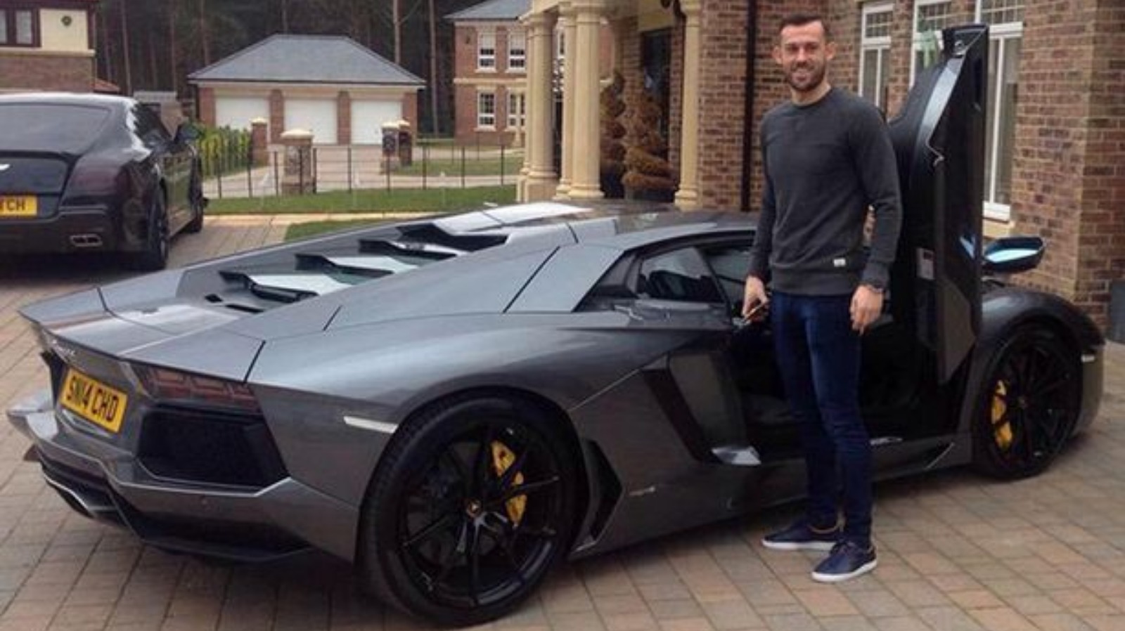 Sunderland's out-of-form striker poses with new Lamborghini and fans on  Twitter aren't happy | ITV News