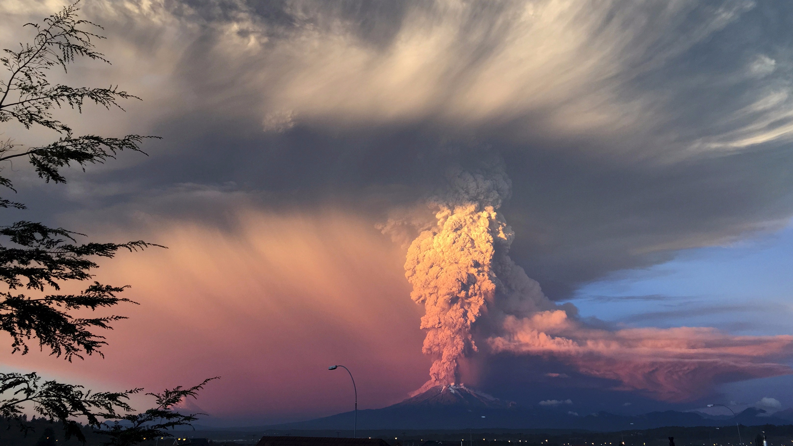 in-pictures-ash-cloud-from-volcanic-eruption-forces-the-cancellation