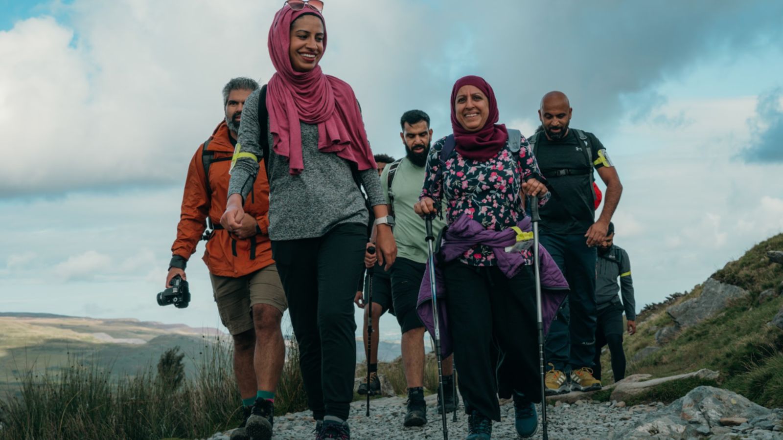 'People want to connect with one another' - 300 Muslim hikers climb Yr Wyddfa | ITV News - ITV News