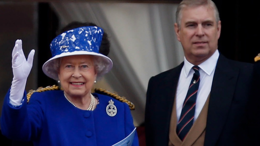 Queen Elizabeth gave Andrew 'full support' even after Epstein photos  emerged | ITV News