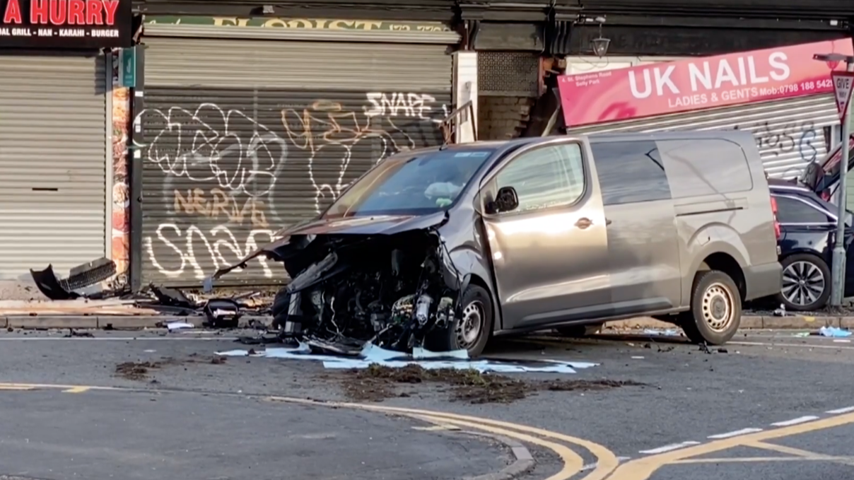 Dashcam footage shows 90mph head-on car crash in Birmingham - BBC News