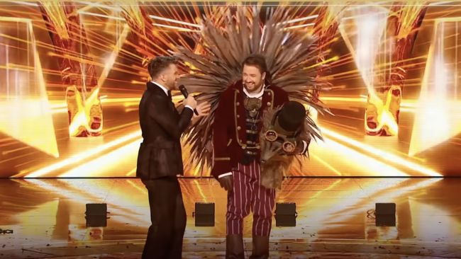 The moment comedian and performer Jason Manford is revealed on ITV's The Masked Singer.