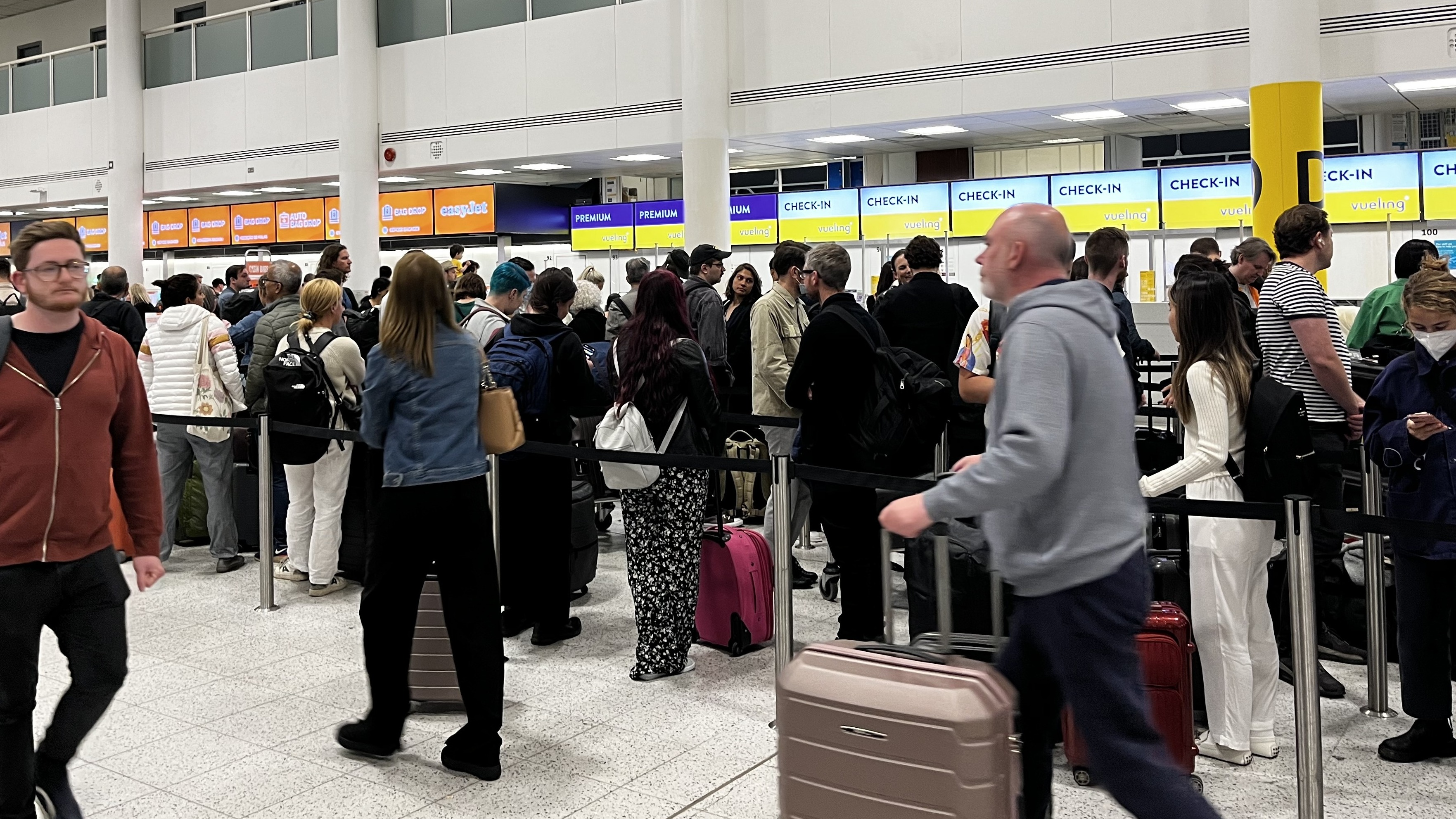 Gatwick Airport baggage handlers and check-in staff to strike as school ...
