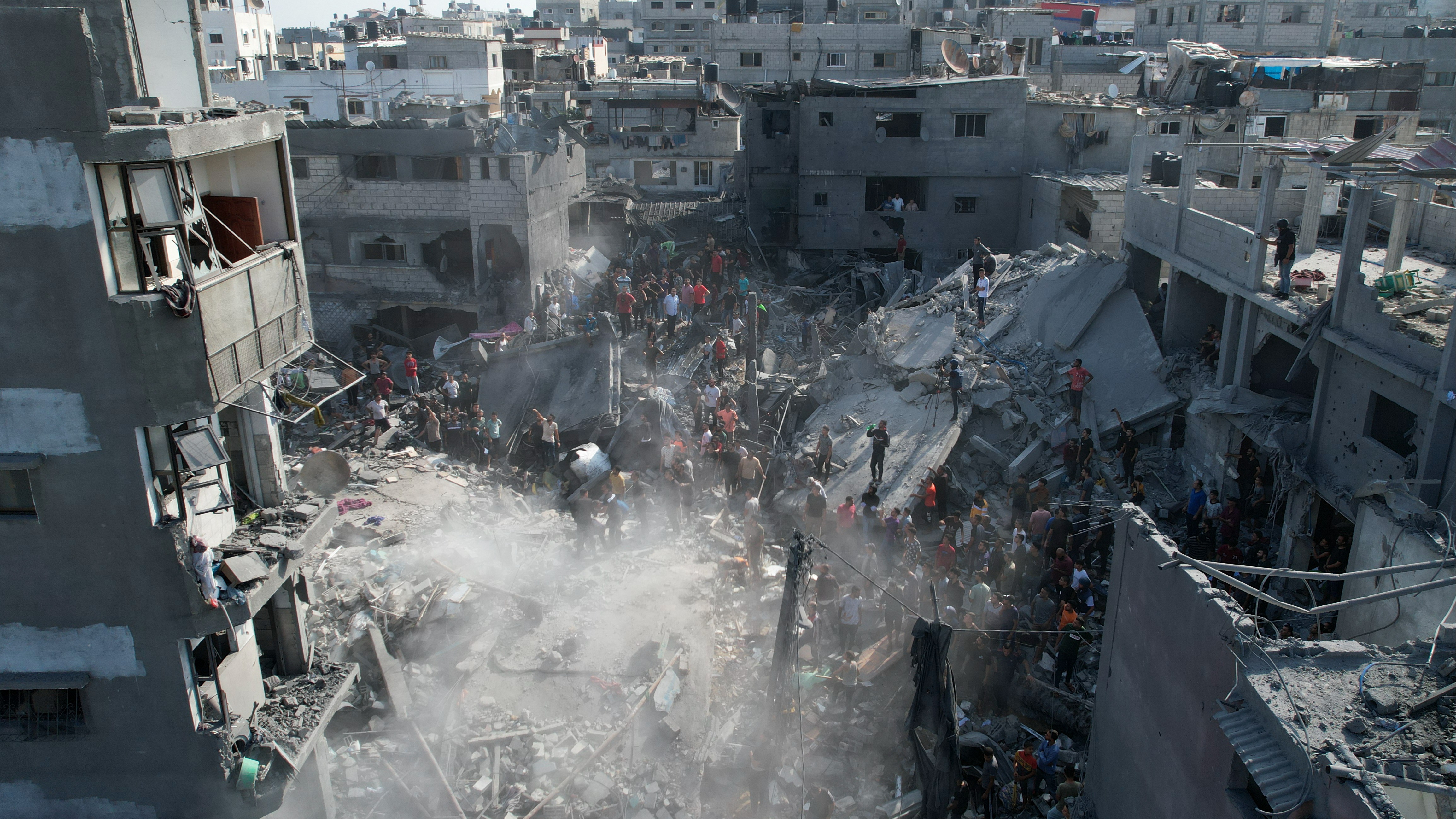 Explosionen im gesamten Gazastreifen, als das israelische Militär bekannt ...