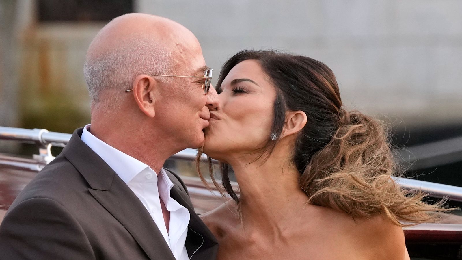 Jeff Bezos and Lauren Sanchez exchange vows at $50 million party in Venice | ITV News