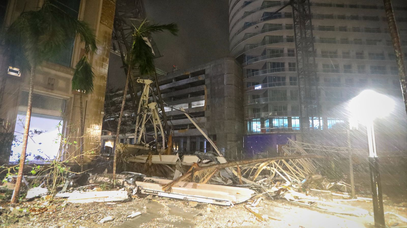 Erste Todesfälle gemeldet, als Hurrikan Milton Florida mit Tornados ...