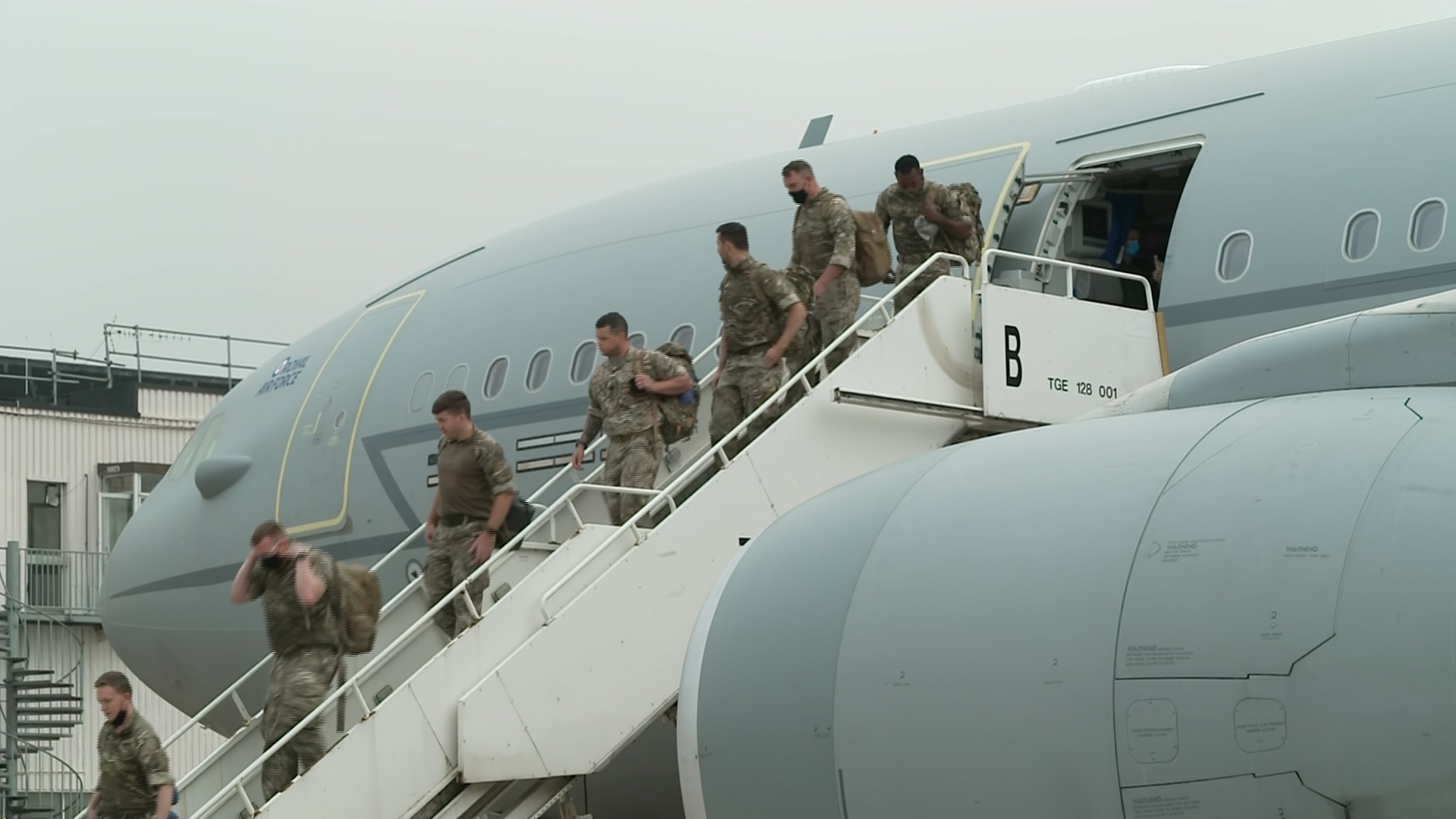 Afghanistan: Last UK Troops And Diplomats Arrive Back In UK From Kabul ...