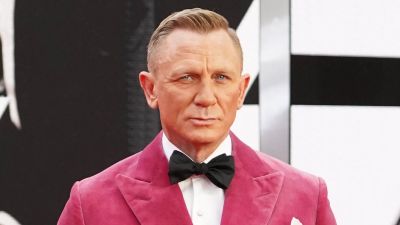 Daniel Craig in pink jacket on red carpet at Bond premier