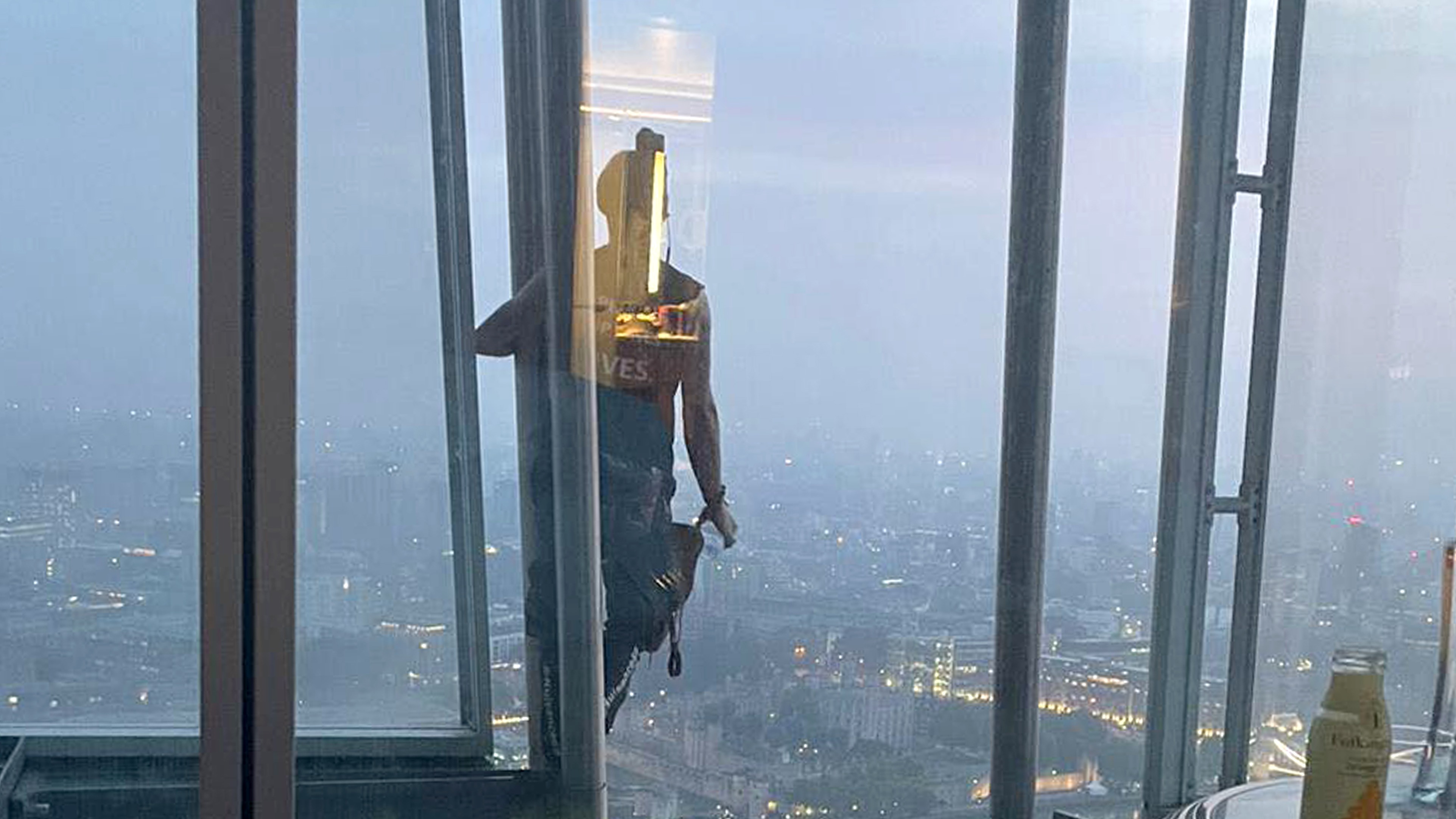 Shard Climber: Couple Wave At Barefoot Man Climbing Past Their Window ...