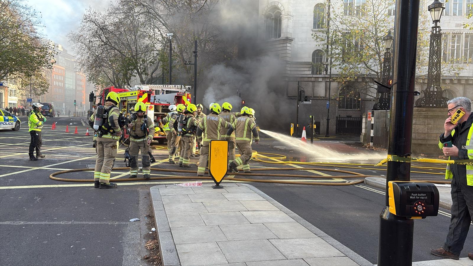 Londoner Feuerwehr bekämpft Brand in der U-Bahn in Holborn