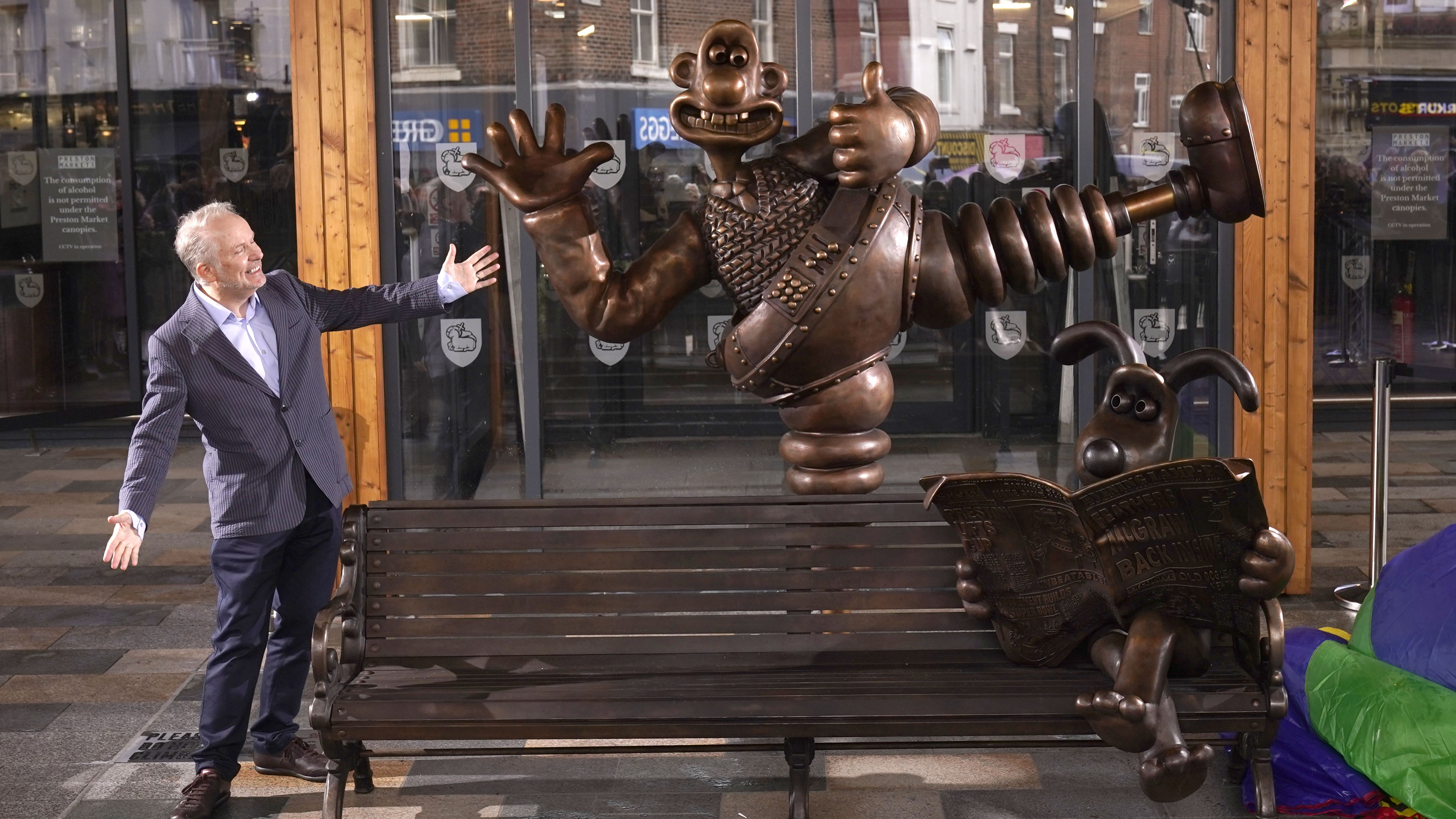 cheese-bronze-statue-of-iconic-duo-wallace-and-gromit-unveiled-in