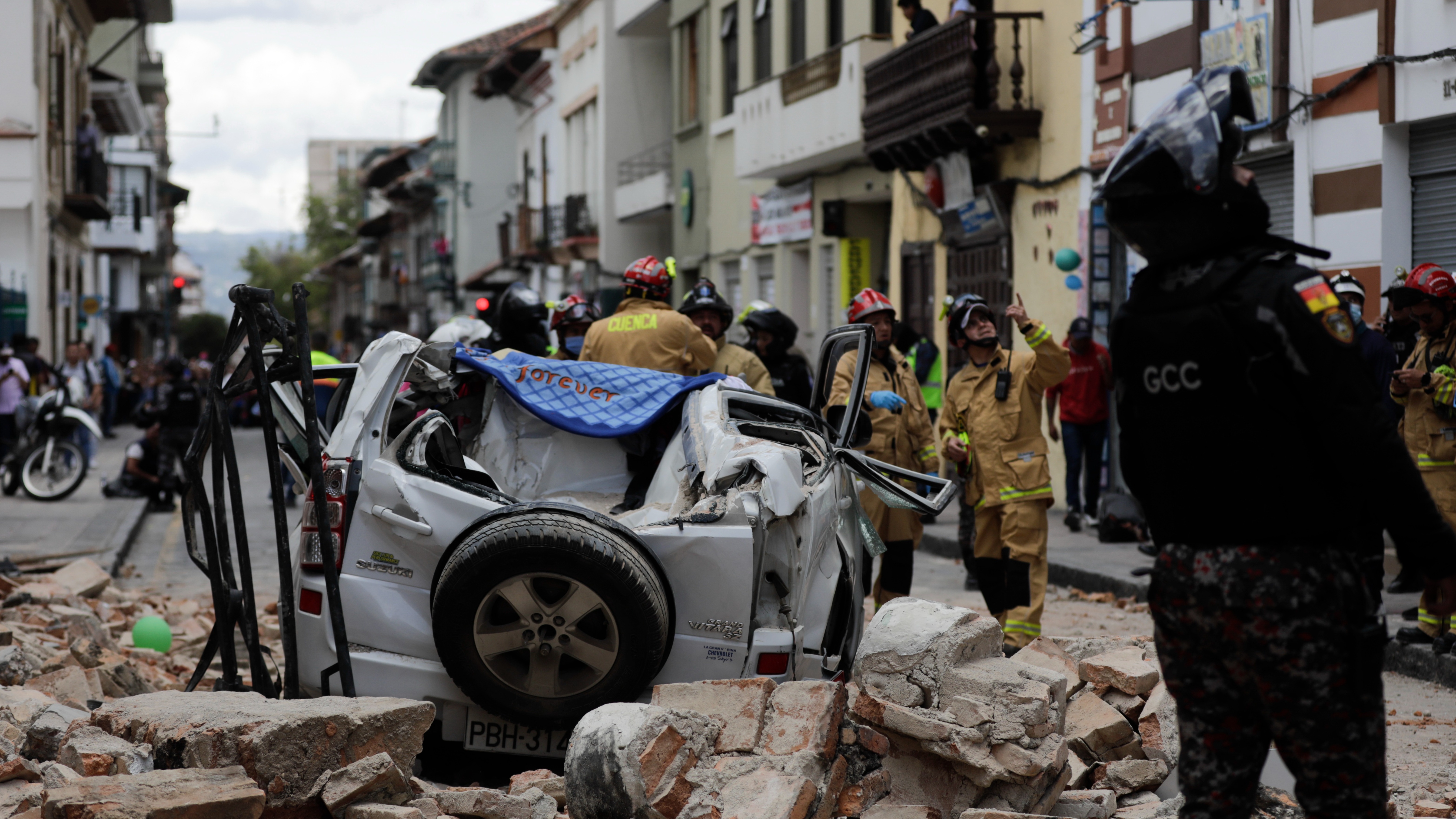 Сильнейшие землетрясения в америке. Землетрясение. Землетрясение в Эквадоре. Землетрясение фото. Магнитуда землетрясения.