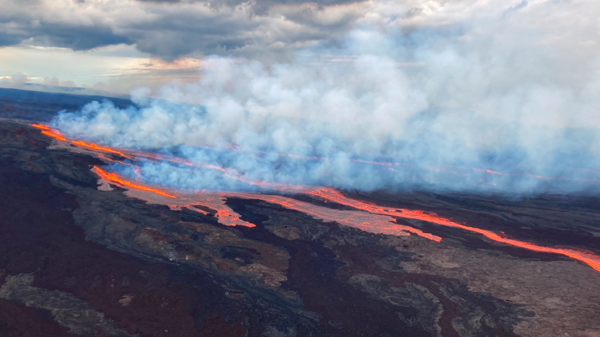 Mauna Lao World's largest volcano erupts in Hawaii ITV News