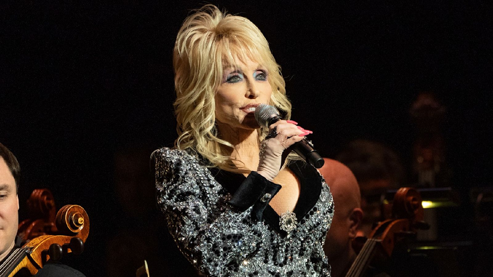 Dolly Parton postpones shows in Las Vegas over 'health challenges' | ITV  News