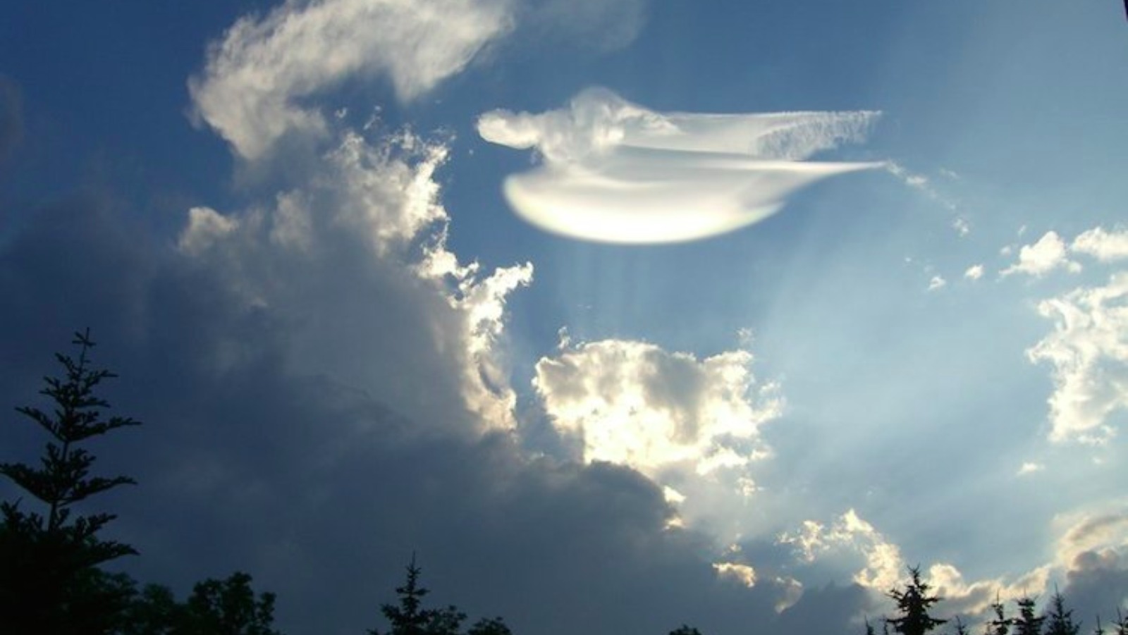 Облако неведомых. Облака. Необычные облака. Глаза в небе. Небесные ангелы.