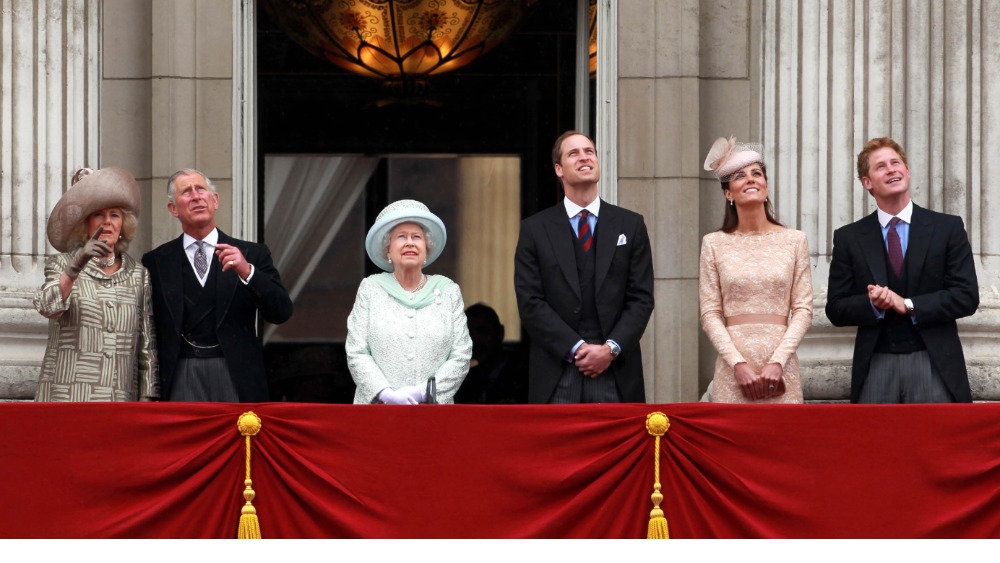 The Queen watches Red Arrows flypast from the palace balcony ITV News