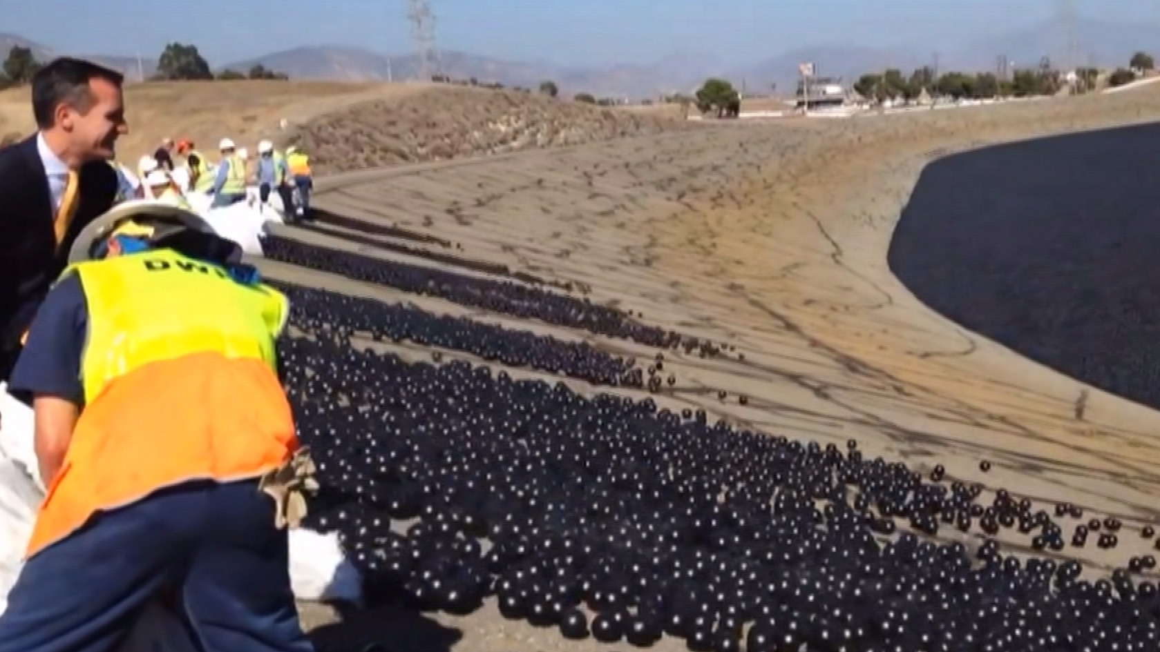 California Officials Deploy Shade Balls To Protect Los Angeles Reservoir Itv News 0983