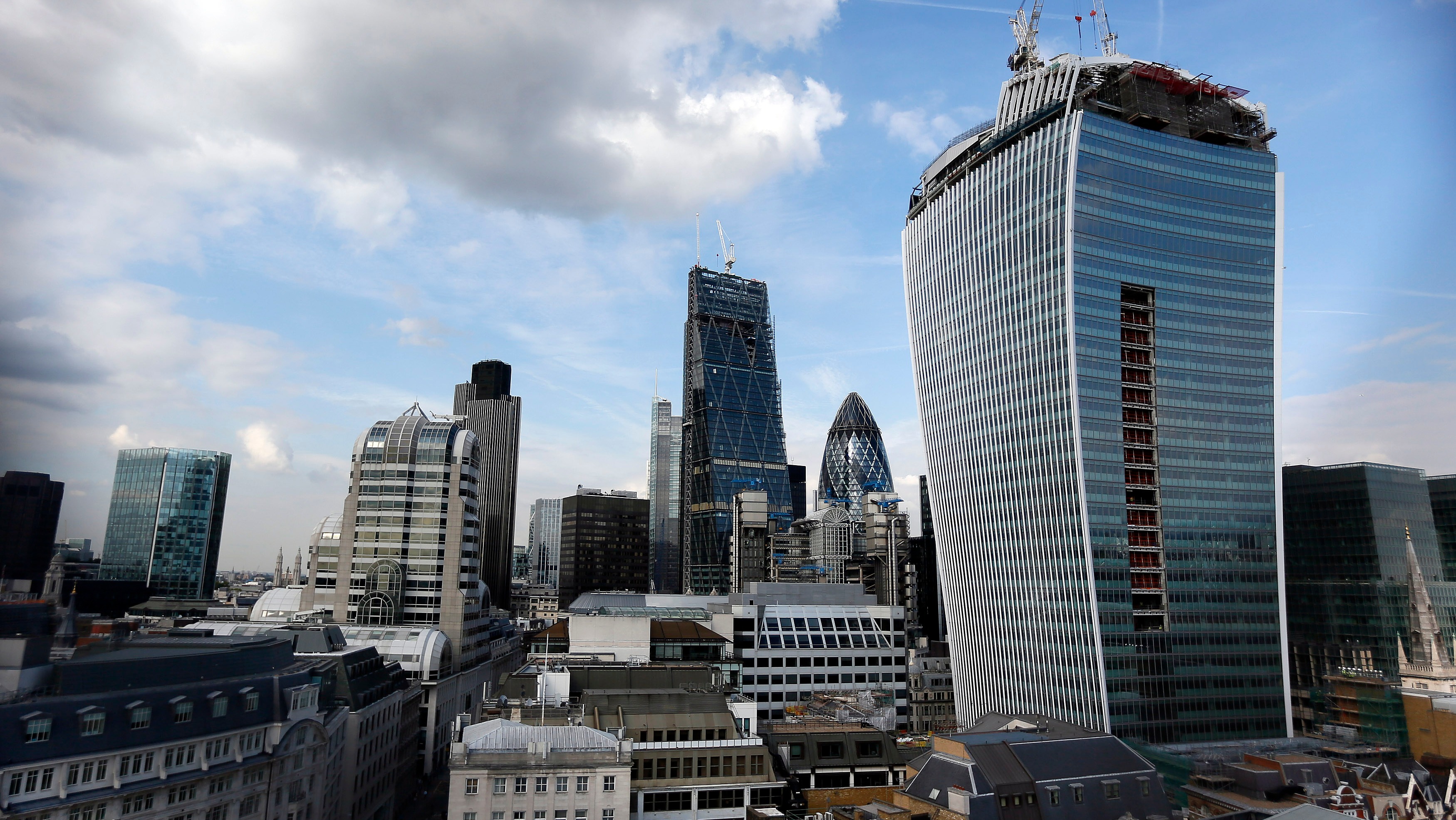 Со здание. Небоскреб Walkie Talkie в Лондоне. Лондон Скай Билдинг. Небоскрёб Walkie-Talkie в столице Великобритании - Лондоне.. Здание Рейтерс на блэкоуолярд в Лондоне.