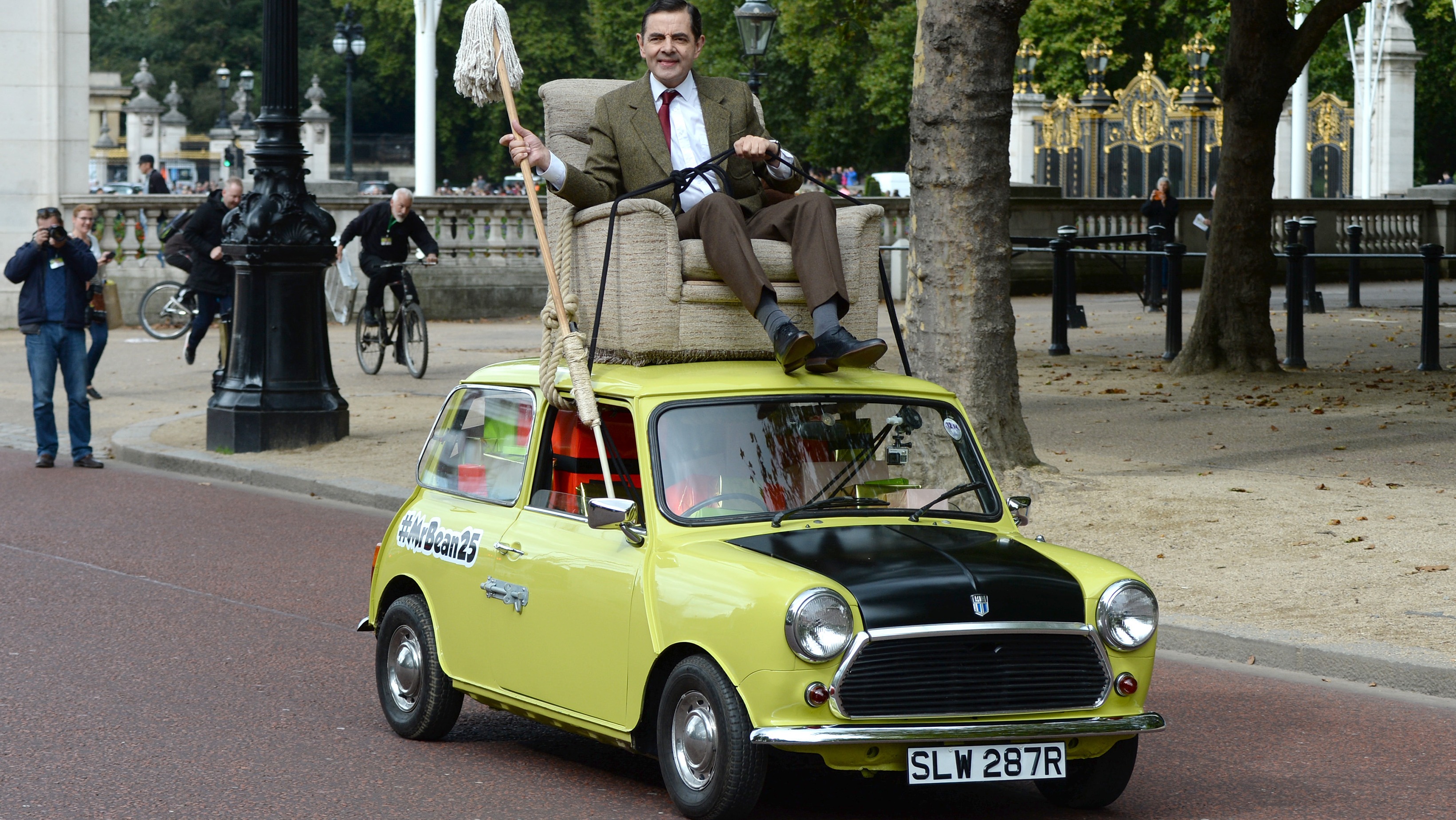 Mr Bean Takes His Mini For A Royal Spin For His 25th Anniversary Itv News