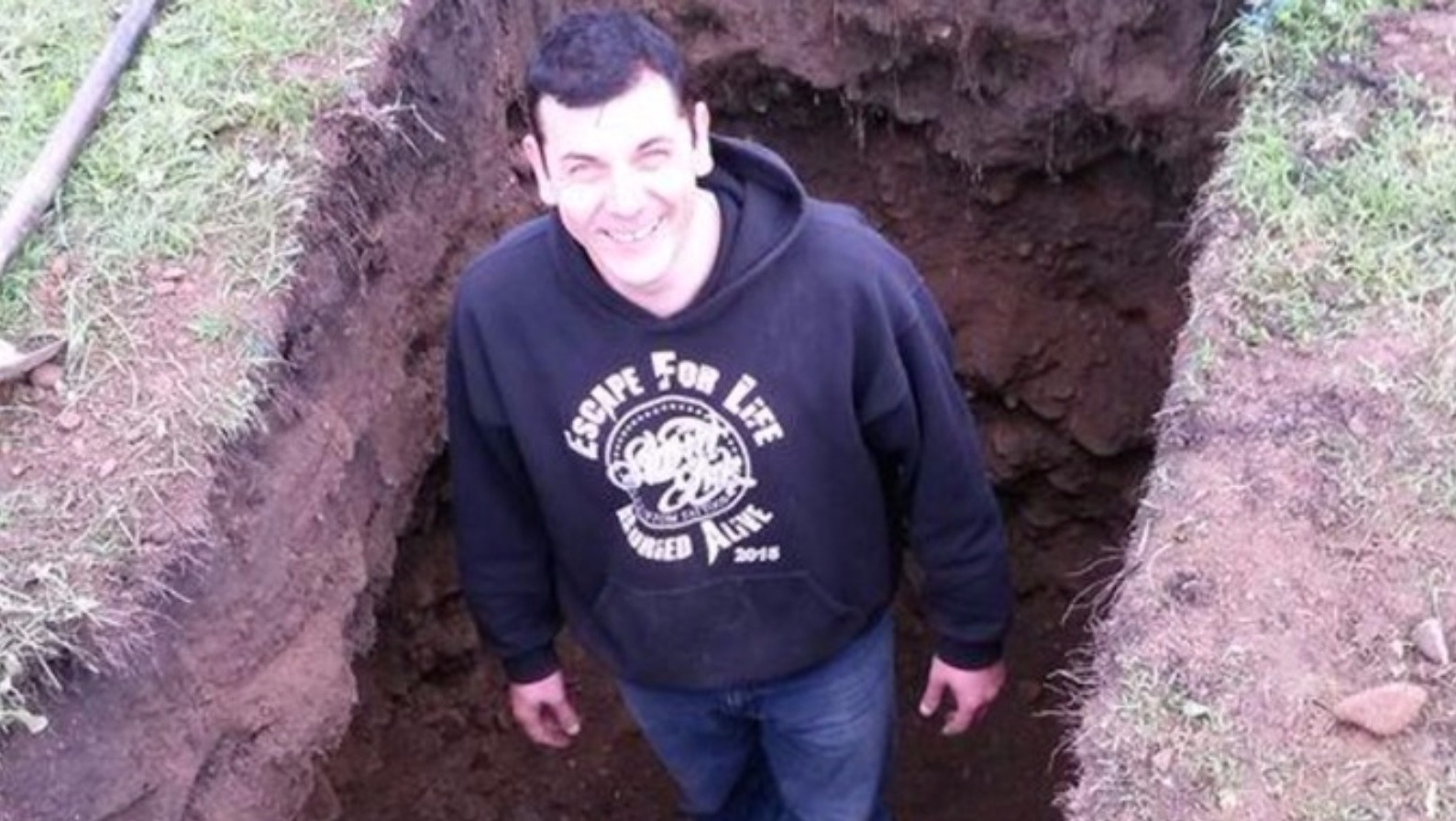 'Buried alive' escape artist describes moment he nearly died during