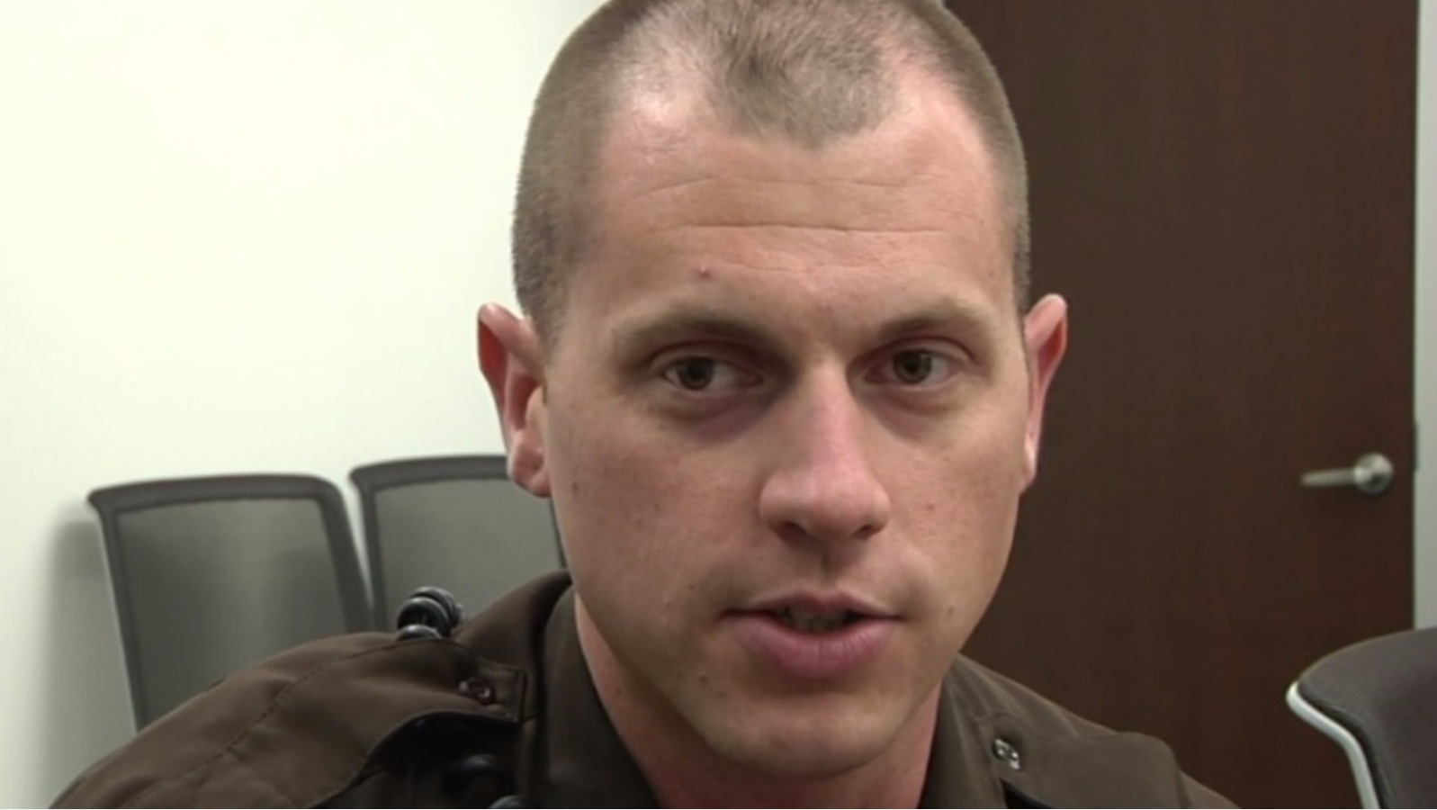 Off-duty police officer saves two young sisters after their father ...
