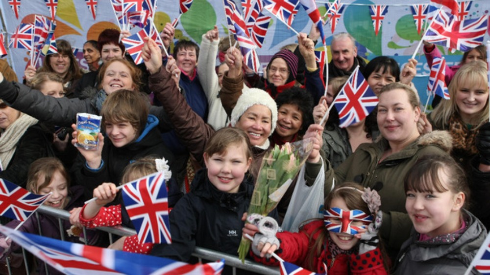 Cheering crowds greet Queen ITV News Central