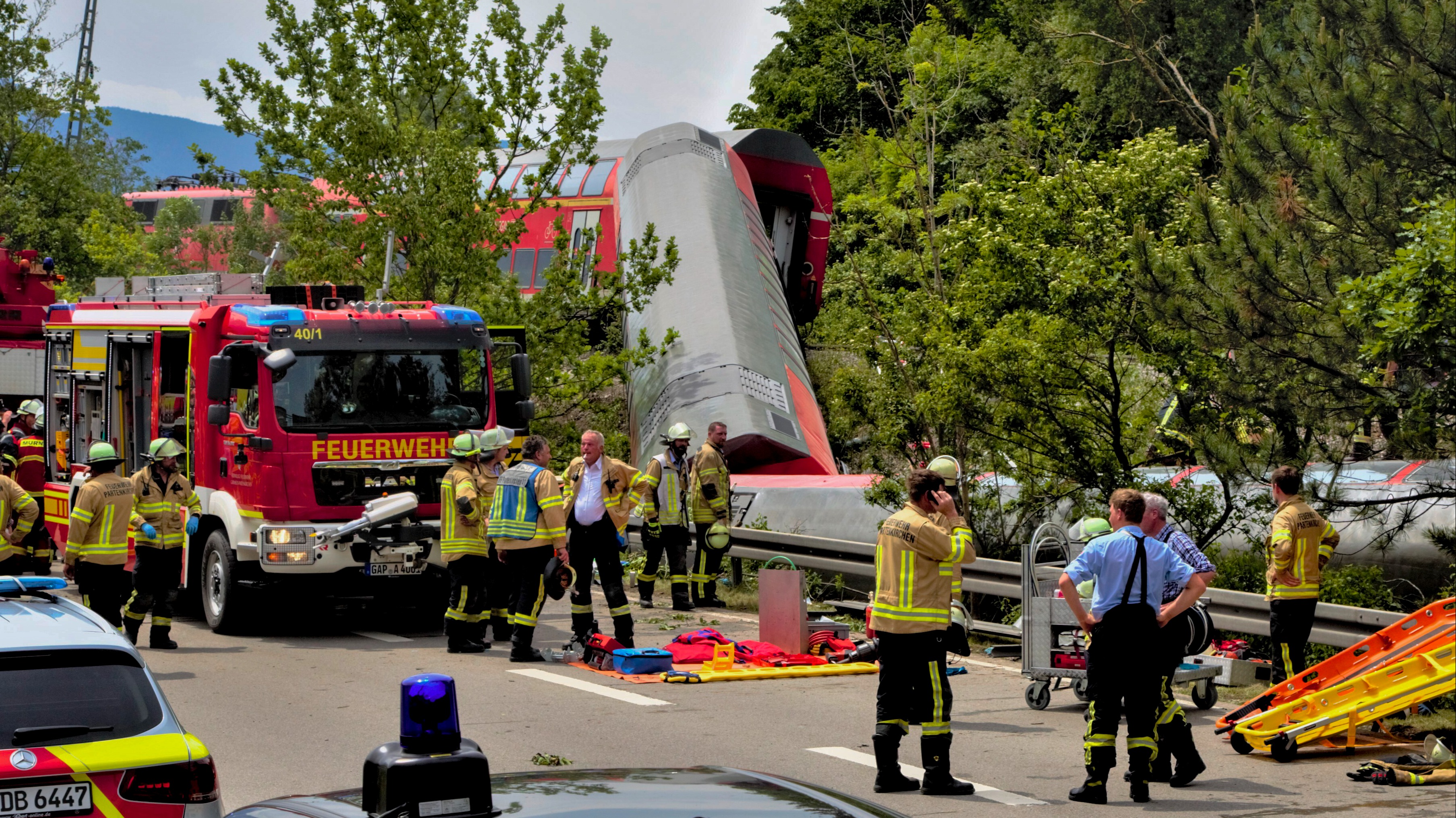 Three dead and 'dozens injured' after train derails in southern Germany |  ITV News