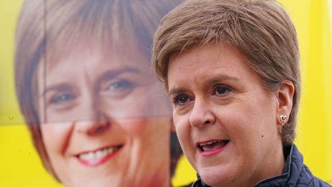 Nicola Sturgeon has said her mask 'error' is not the same as the culture of 'rule-breaking' at number 10. 