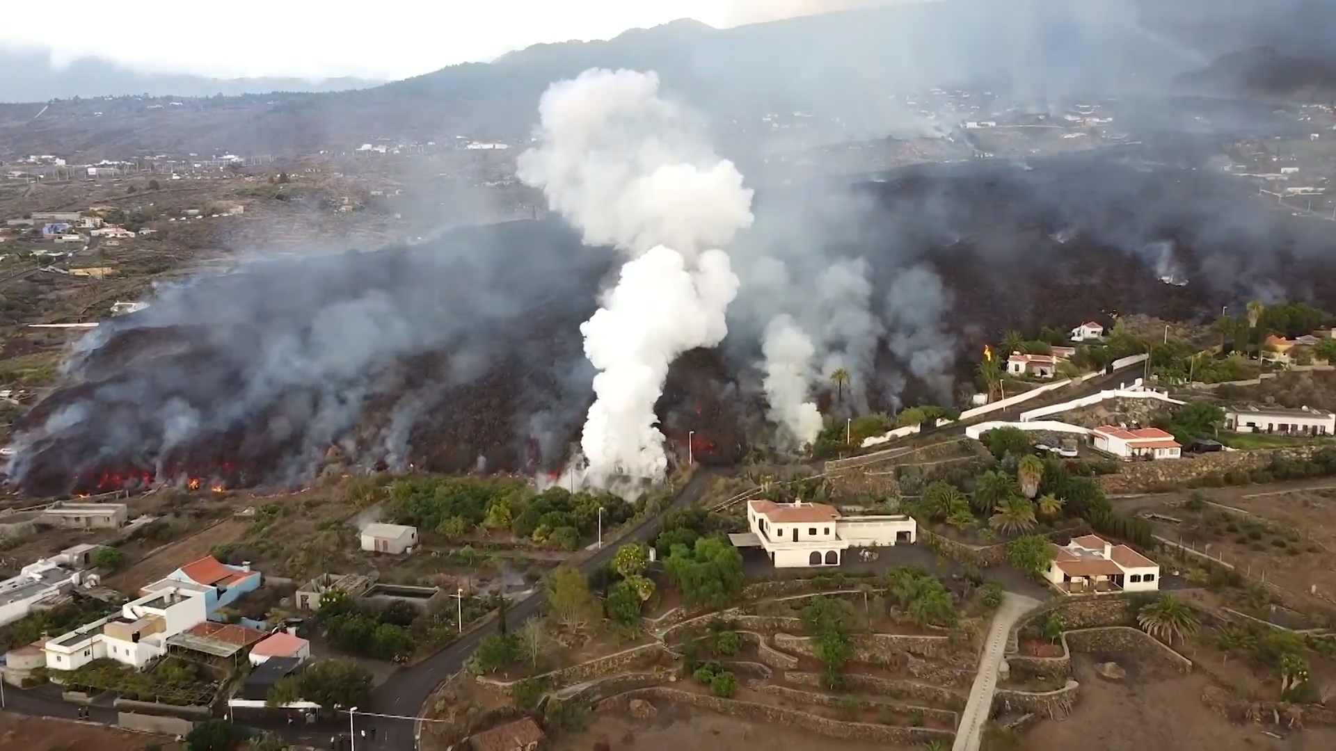Vulkan La Palma: Schwimmbäder schwimmen, während sich Lava in den Straßen ausbreitet