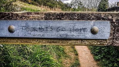 080621 VANDALISED SIGN LOOE. BPM MEDIA