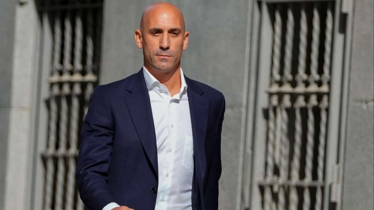 Luis Rubiales banned from going within 200m of Jenni Hermoso, court rules