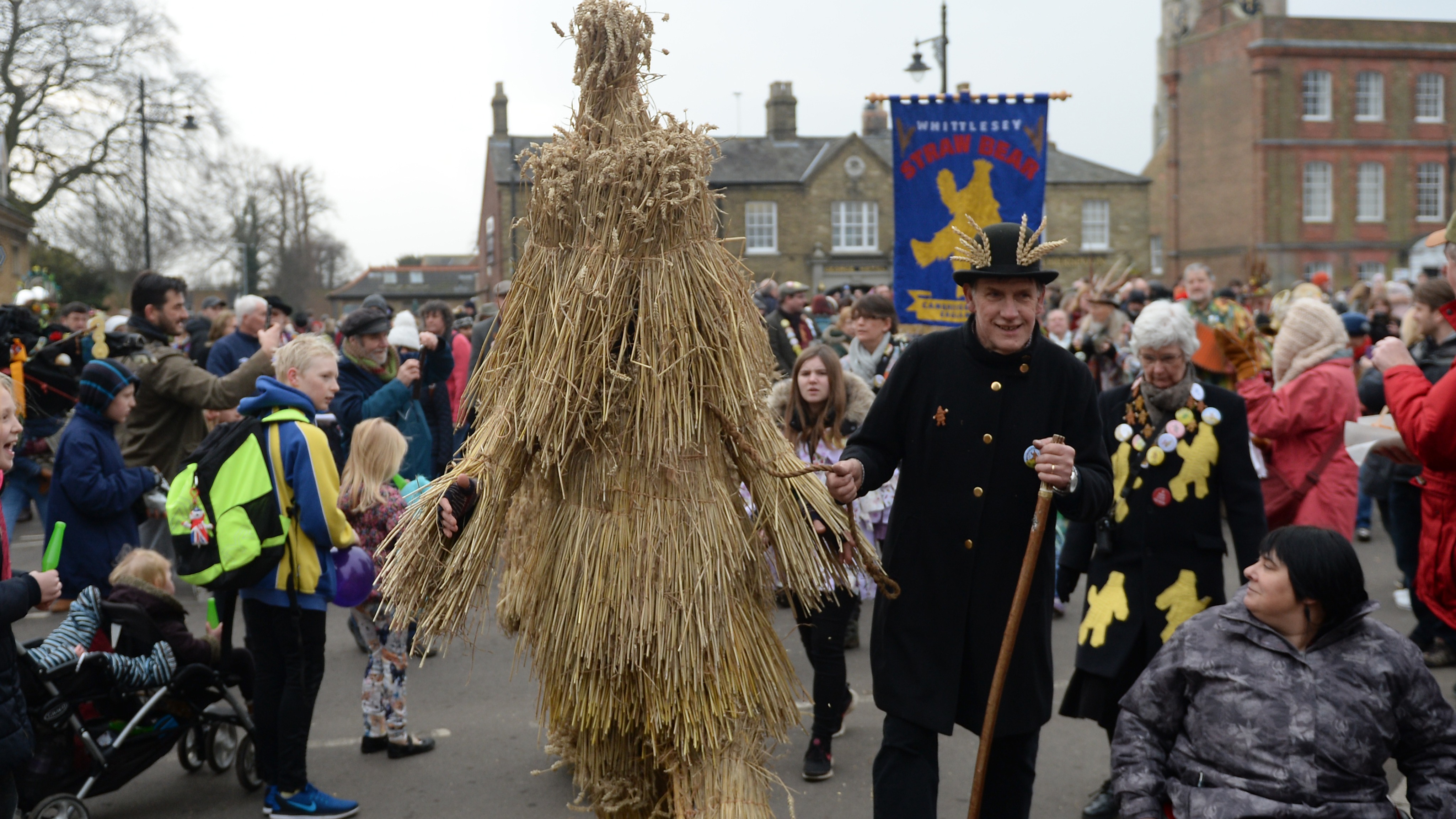 Straw Bear Festival returns to Whittlesey streets after Covid hiatus - BBC  News