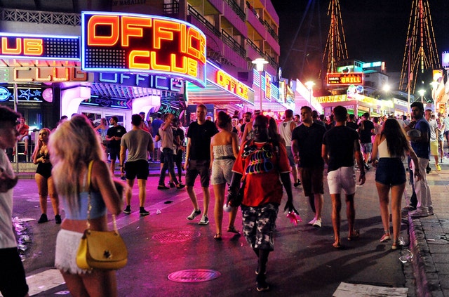Majorca Will Close Bars And Clubs Popular With Foreign Tourists To Stop The Spread Of Coronavirus Itv News