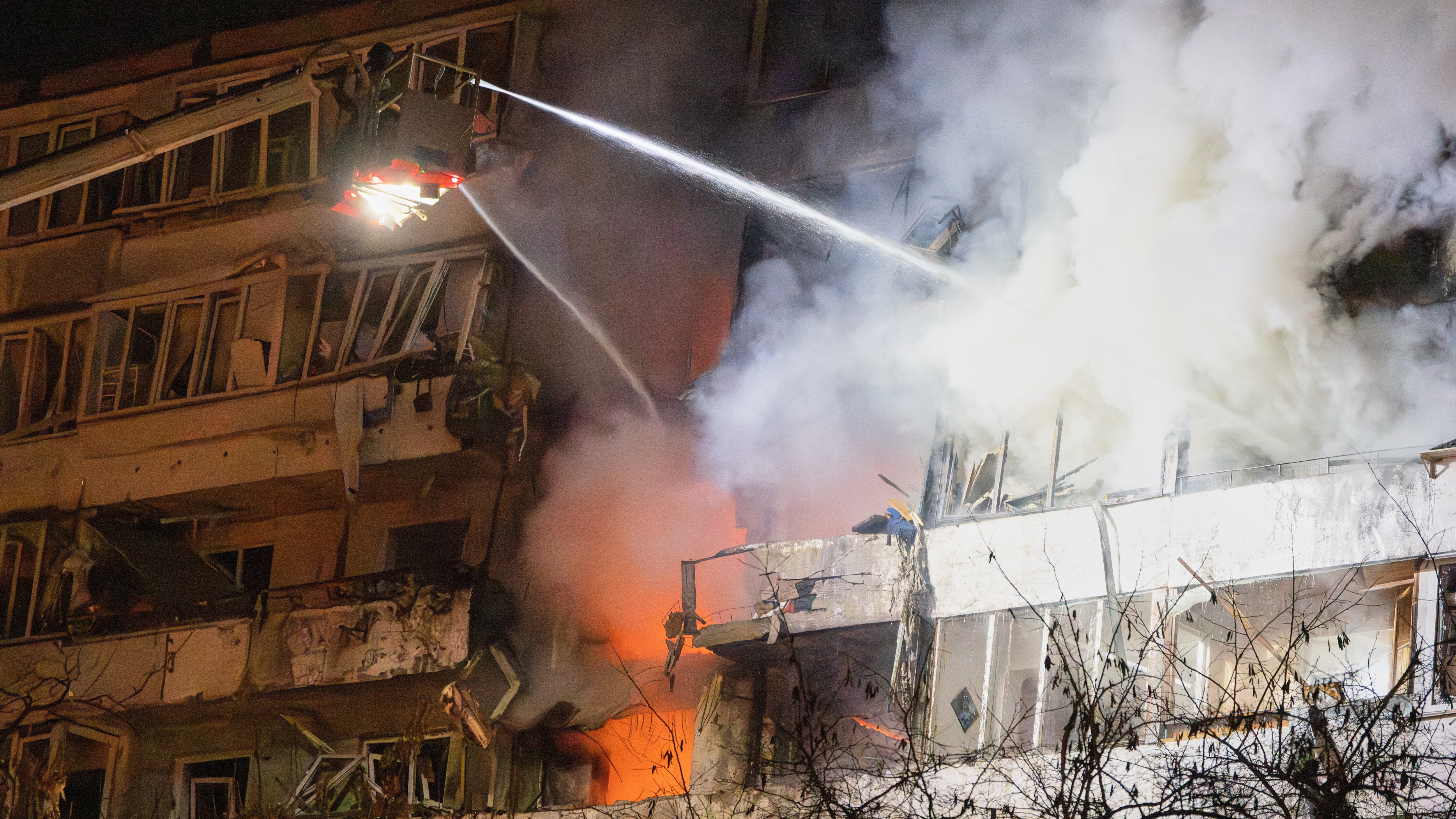 Russia strikes Ukrainian capital Kyiv as talks on peace plan continue