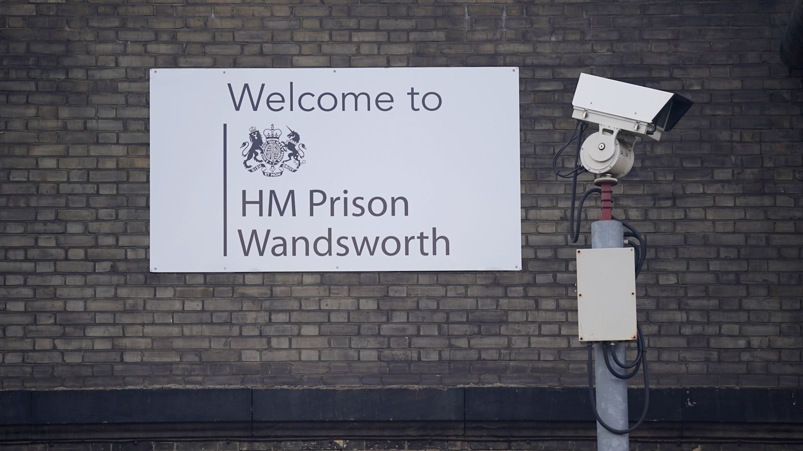 Image for Manhunt underway as another prisoner mistakenly released | ITV News