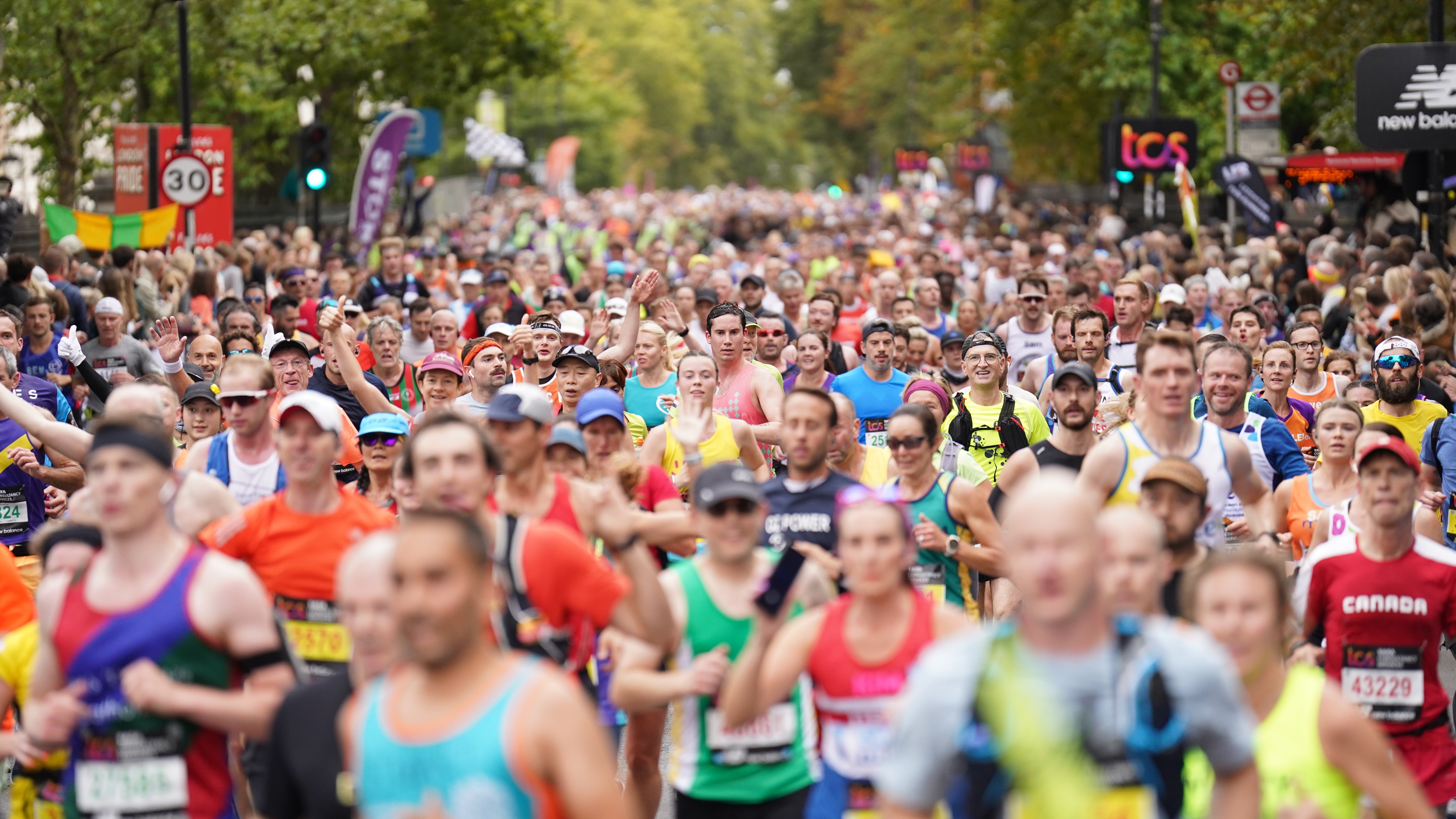 Marathon de Londres : des milliers de coureurs participent à une course haute en couleurs