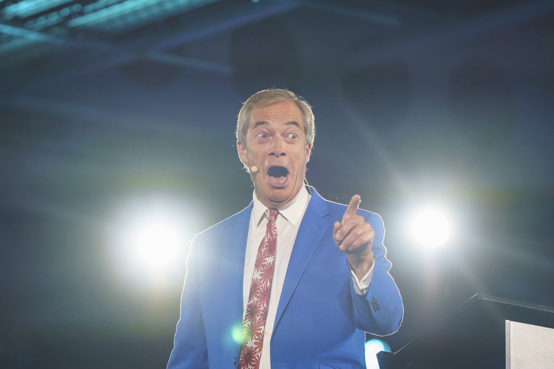 Nigel Farage fait face à une élection partielle à Clacton pendant une enquête sur un don de 5 millions de livres