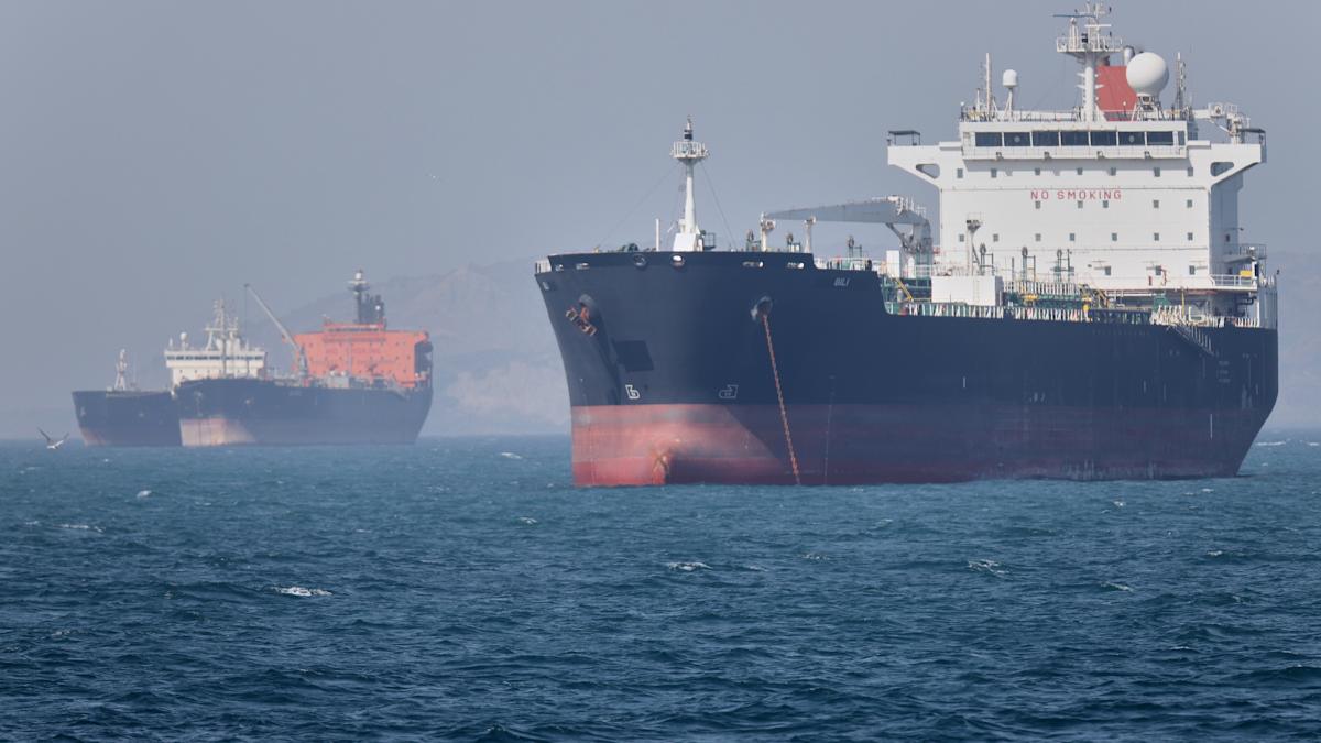 Starmer condemns Iran strikes on UAE as US fights to open Strait of Hormuz