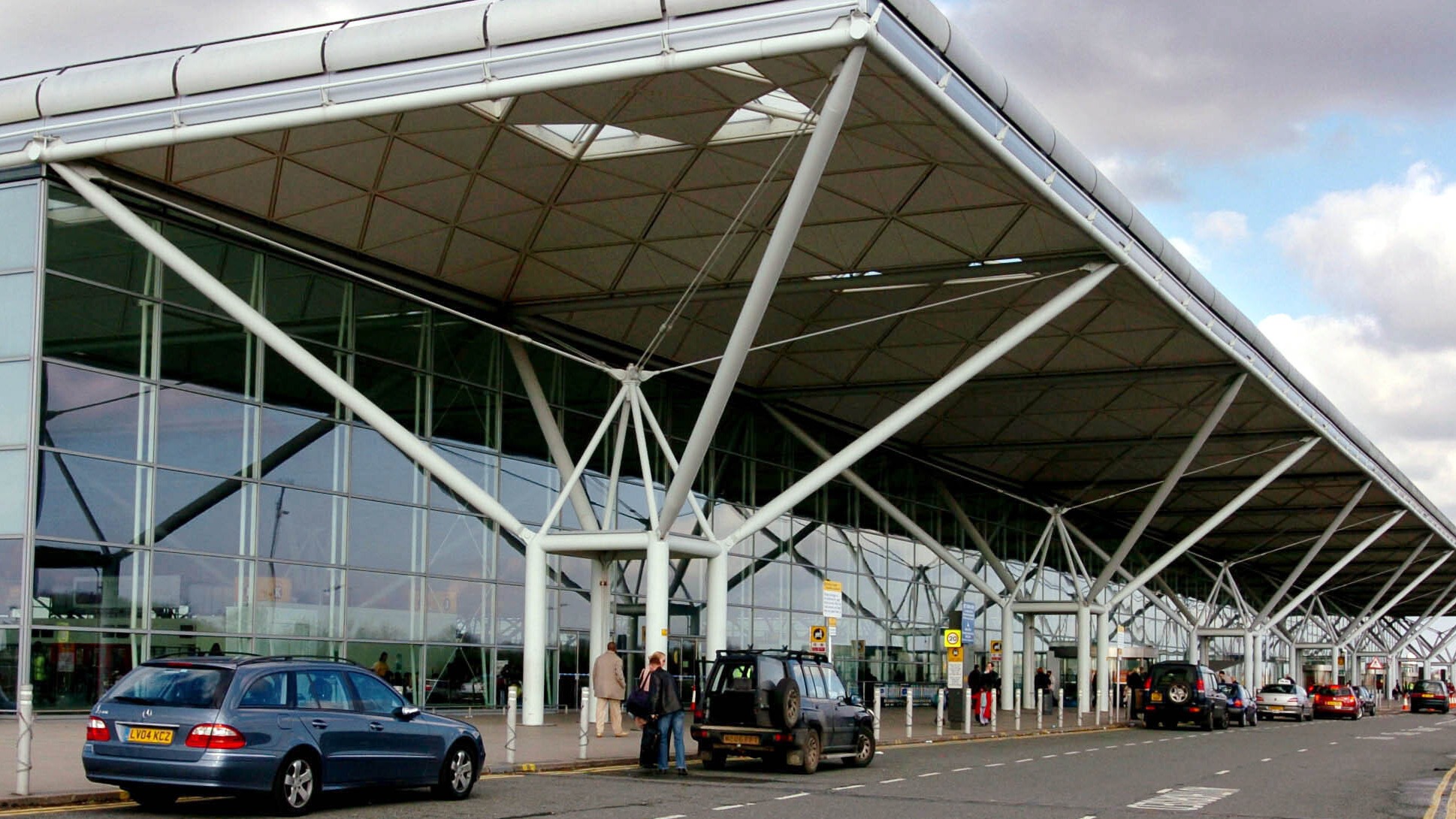 Stansted Airport seeking to recruit for hundreds of jobs in hope of ...