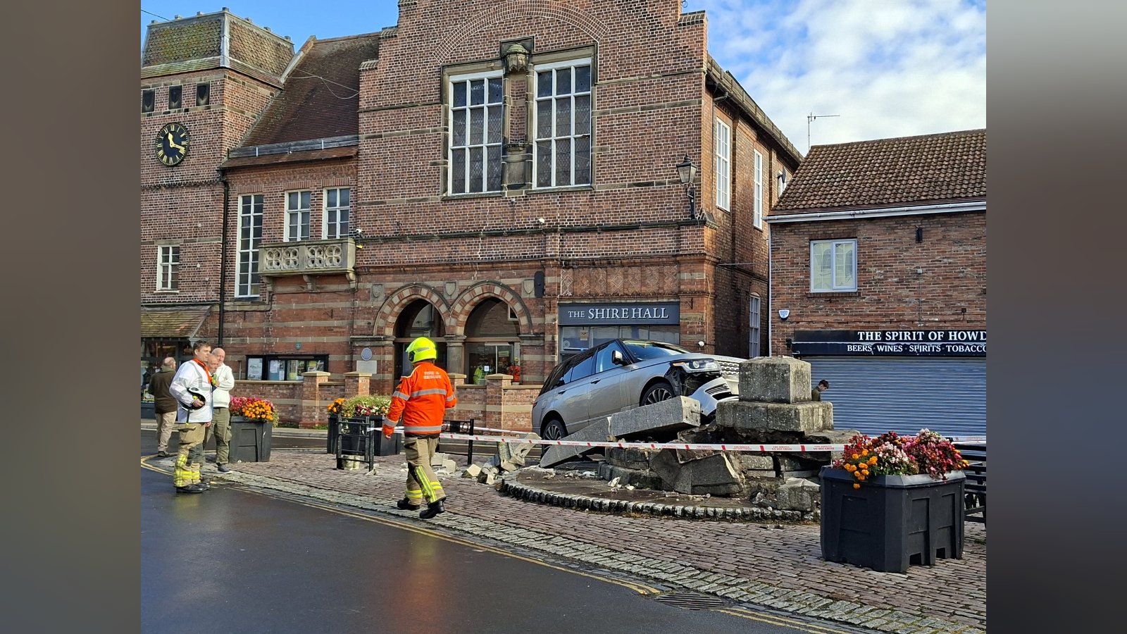 Car demolishes monument in market town collision | ITV News