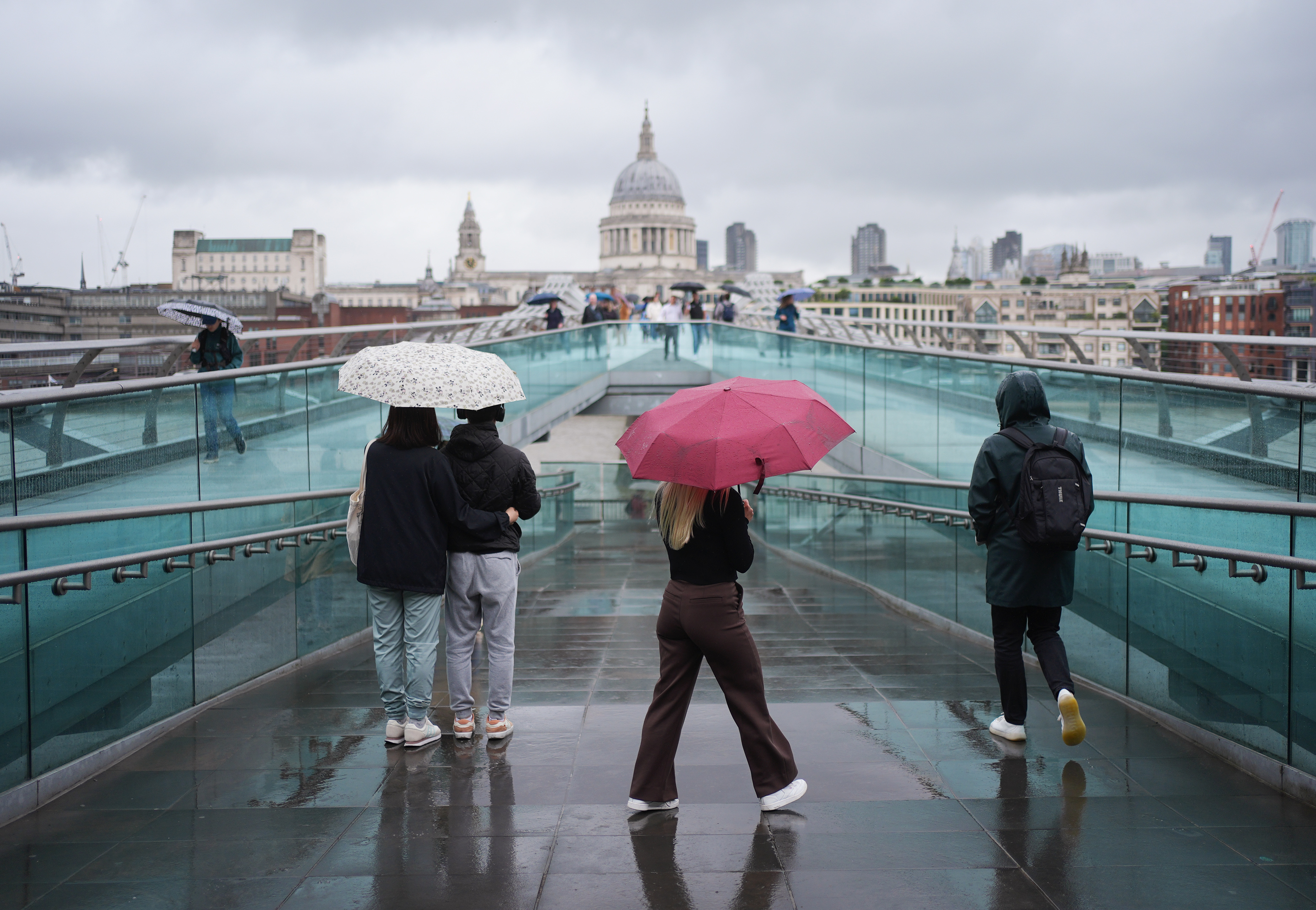 Gewitter und starker Regen in Großbritannien mit gelben Wetterwarnungen
