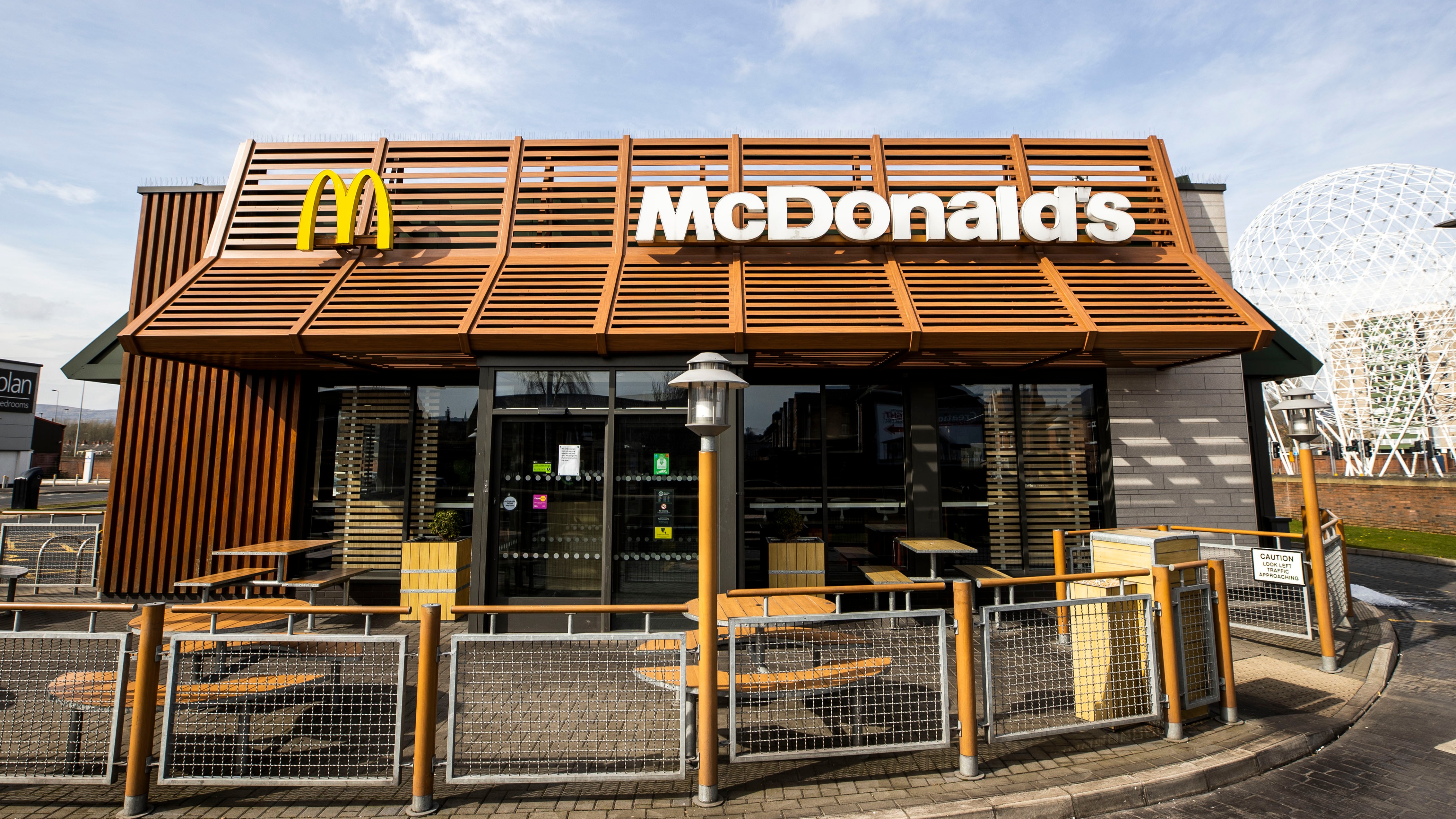 are fast food restaurants open for dine in