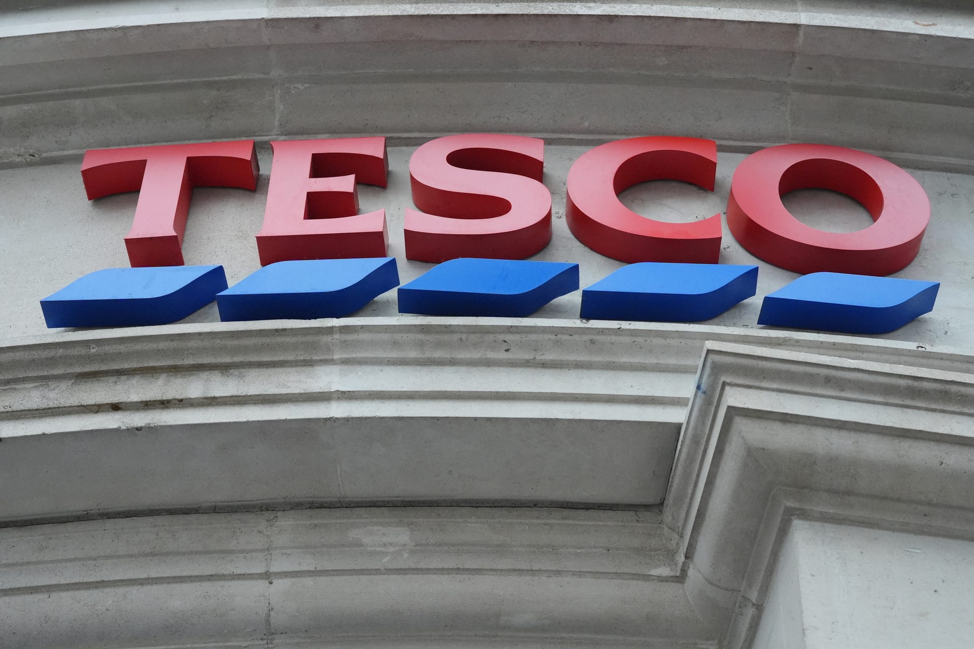 Tesco sales boosted by online shopping as consumers hunt for ‘value ...