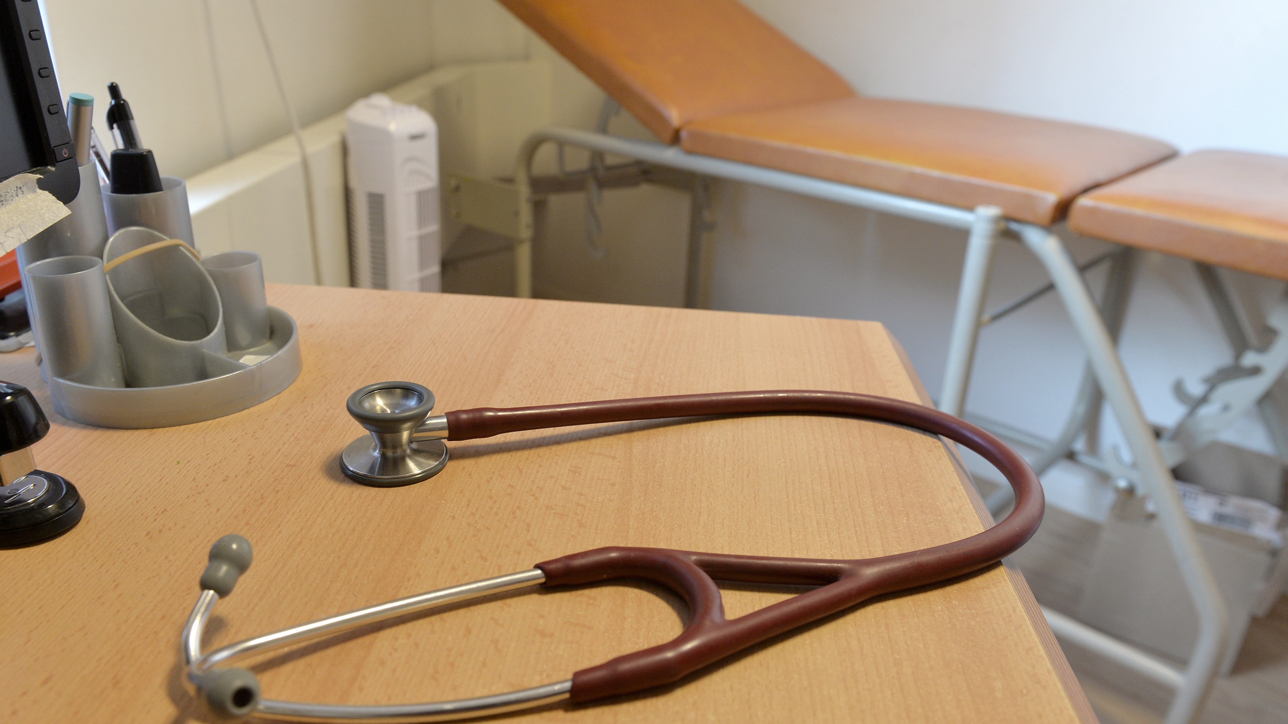 What are the symptoms of bowel cancer and how is it ...