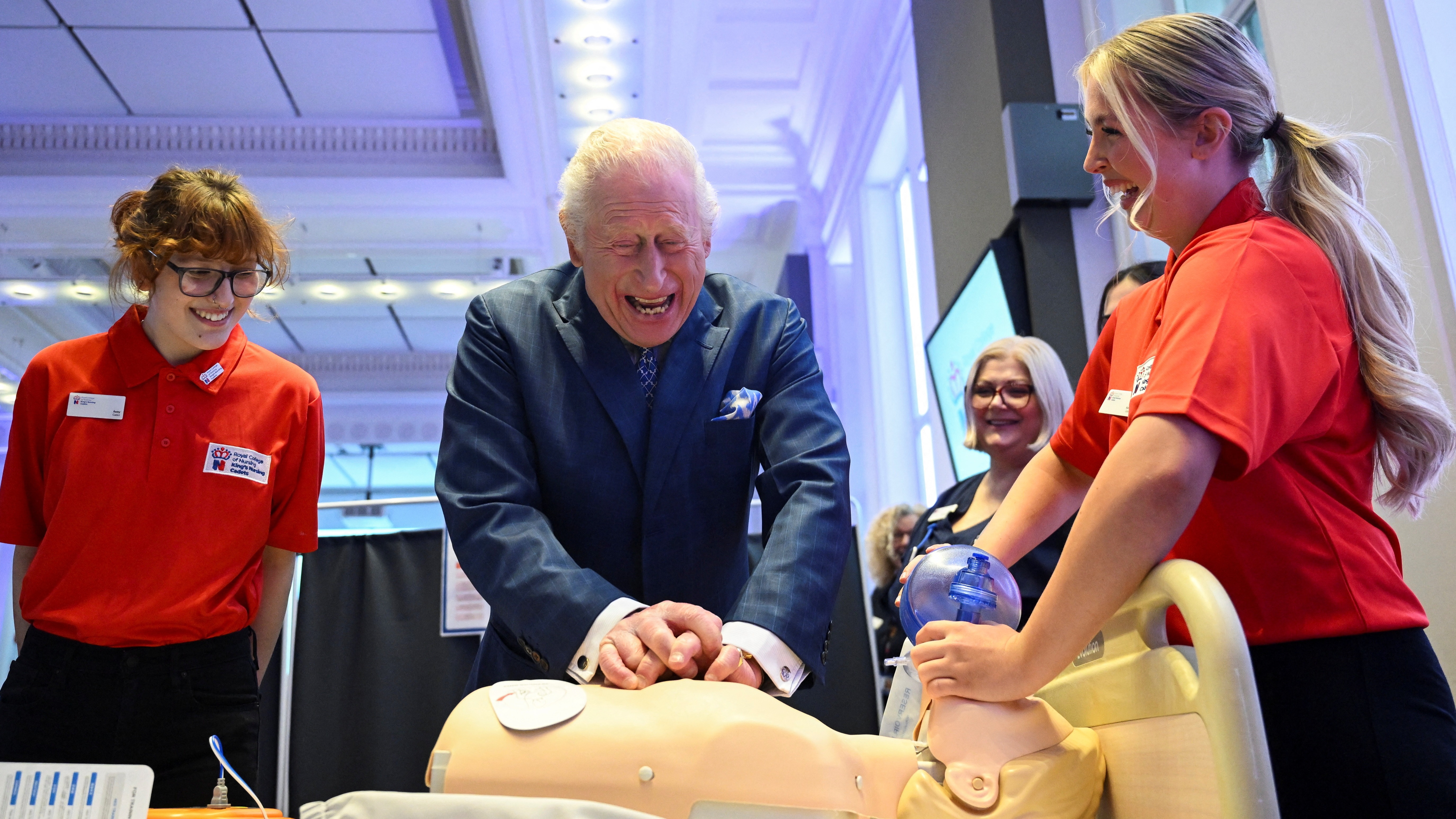 King shows off CPR skills during Royal College of Nursing visit | ITV ...